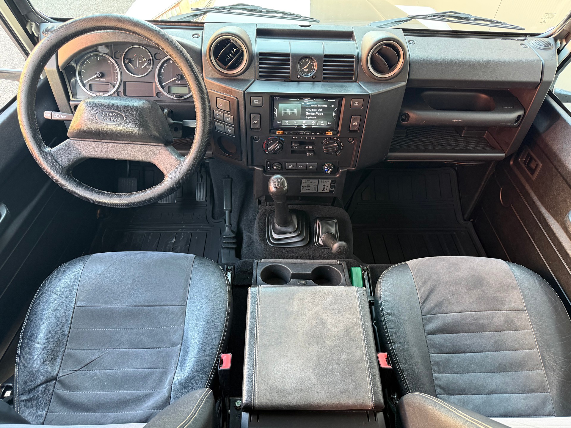 LAND ROVER Defender 110 TD4 *FIRE & ICE*-image-8