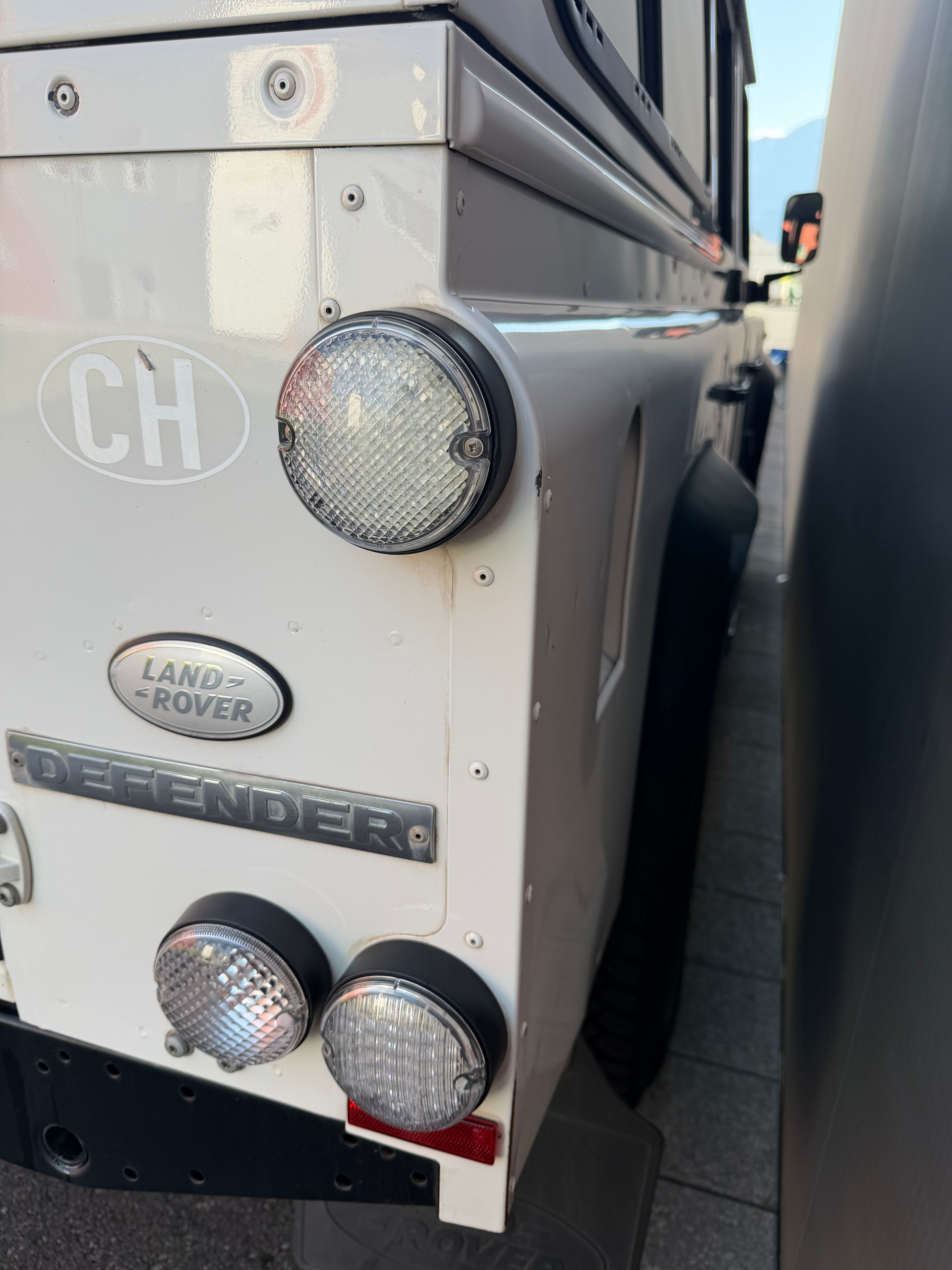 LAND ROVER Defender 110 TD4 *FIRE & ICE*-image-15