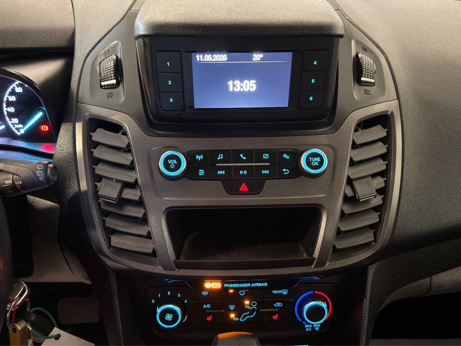 FORD Grand Tourneo Connect 1.5 EcoBlue Trend Automat-image-9