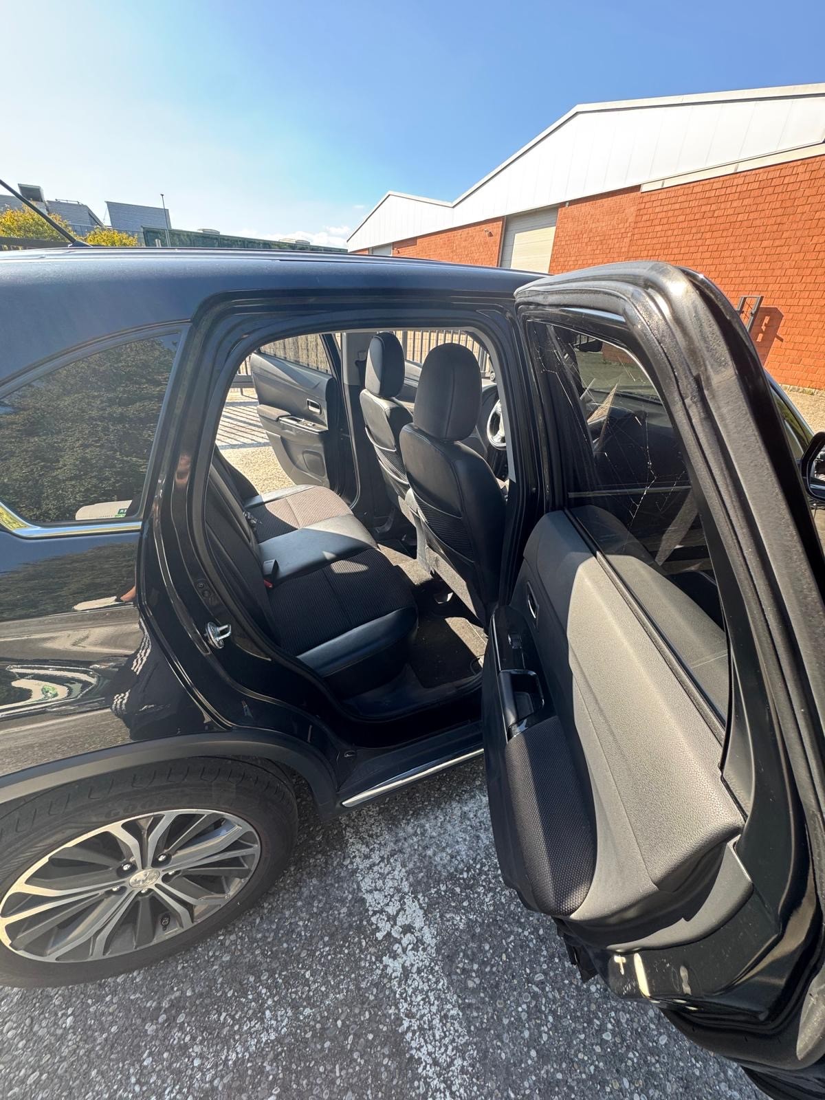 PEUGEOT 4008 1.6 HDi Allure 4WD-image-11