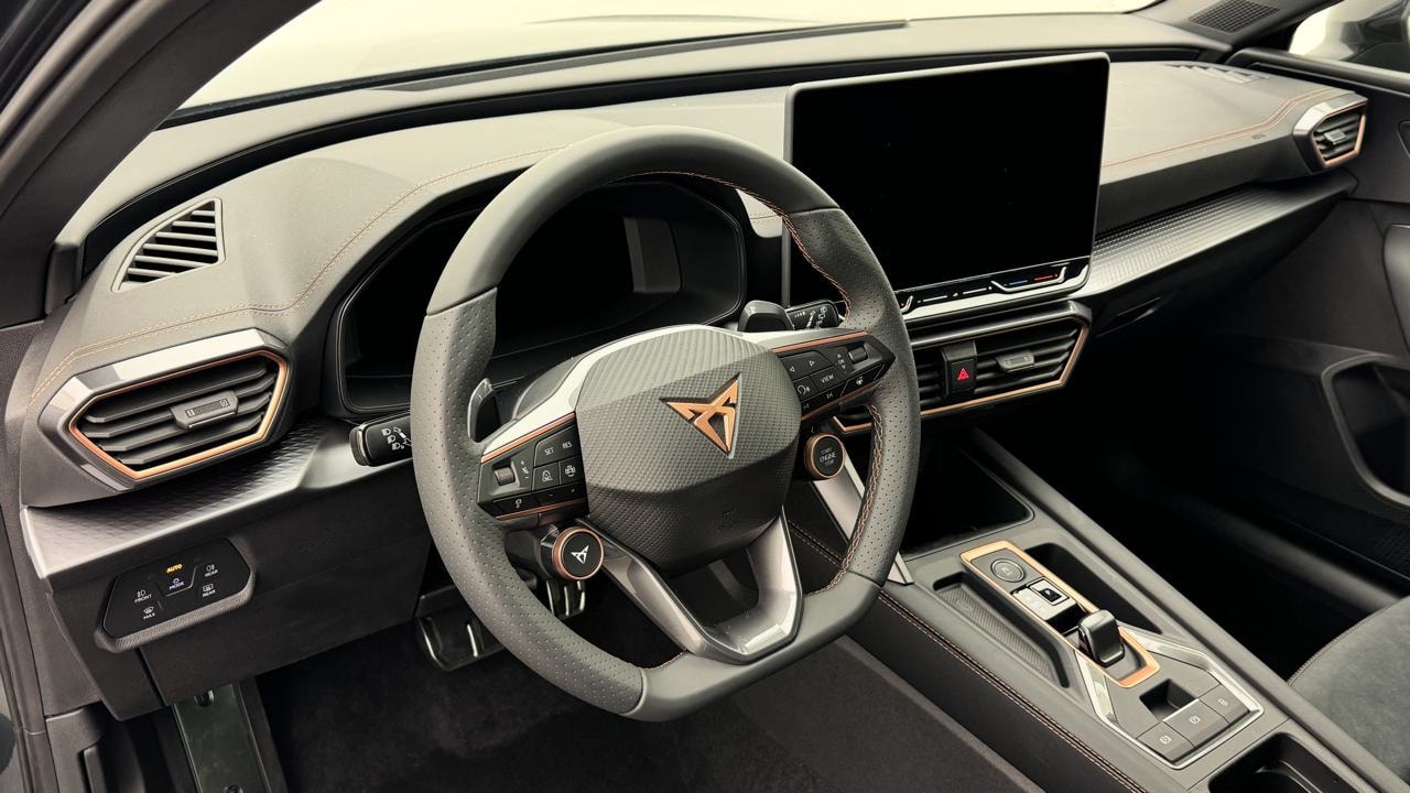 CUPRA LEON ST 1.5 e-HYBRID pHEV VZ Black Edition-image-6