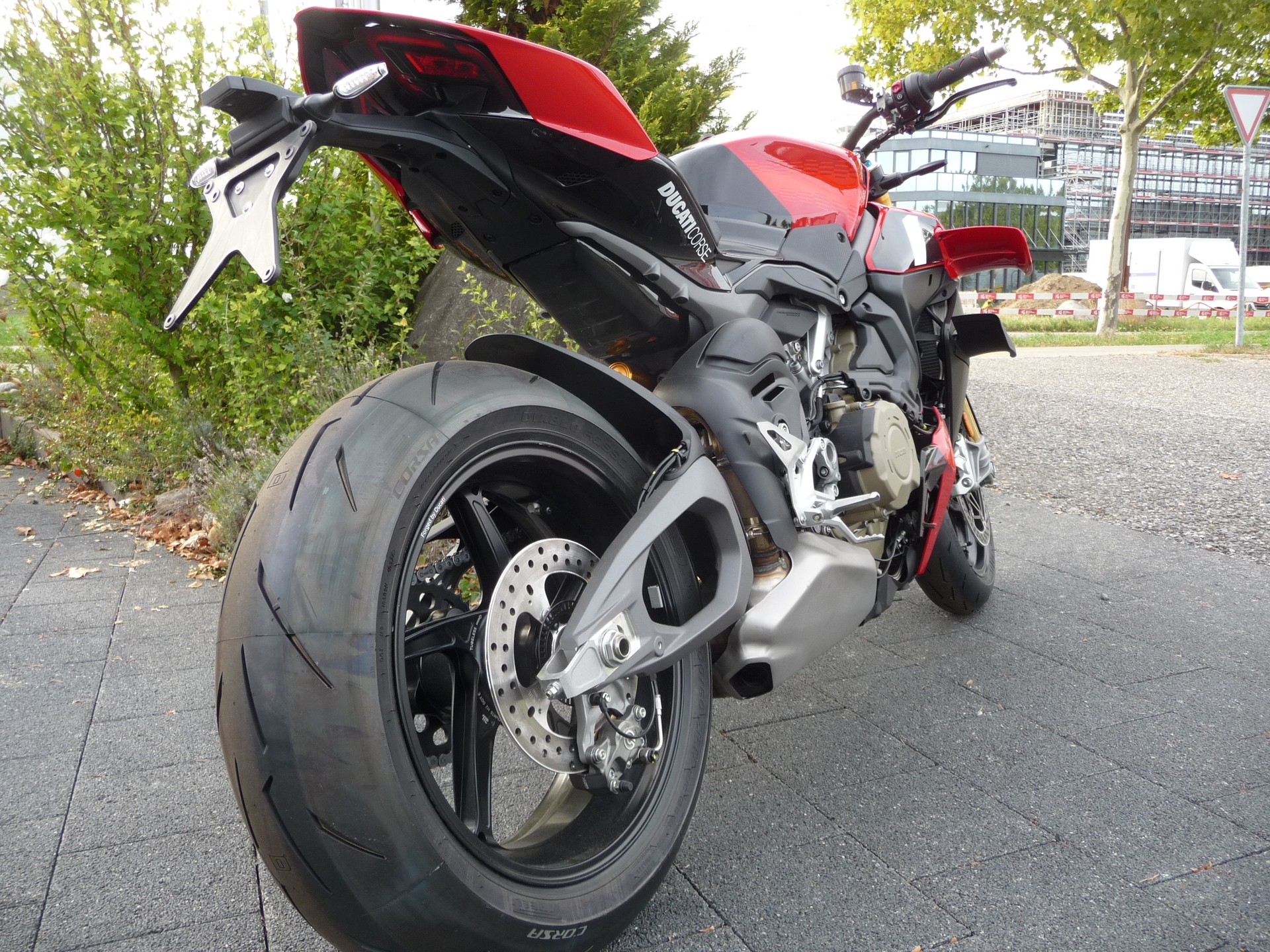 DUCATI CORSE-showroom-element-3