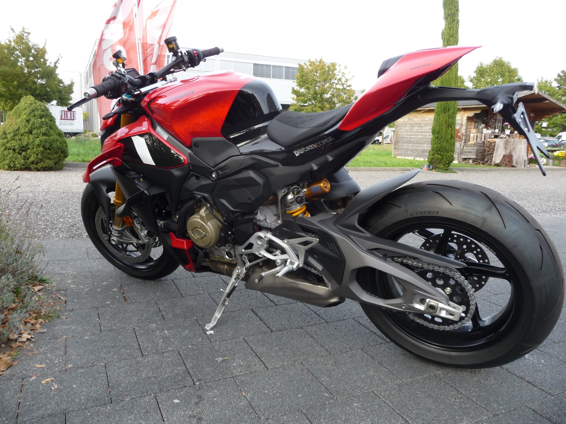DUCATI CORSE-showroom-element-1