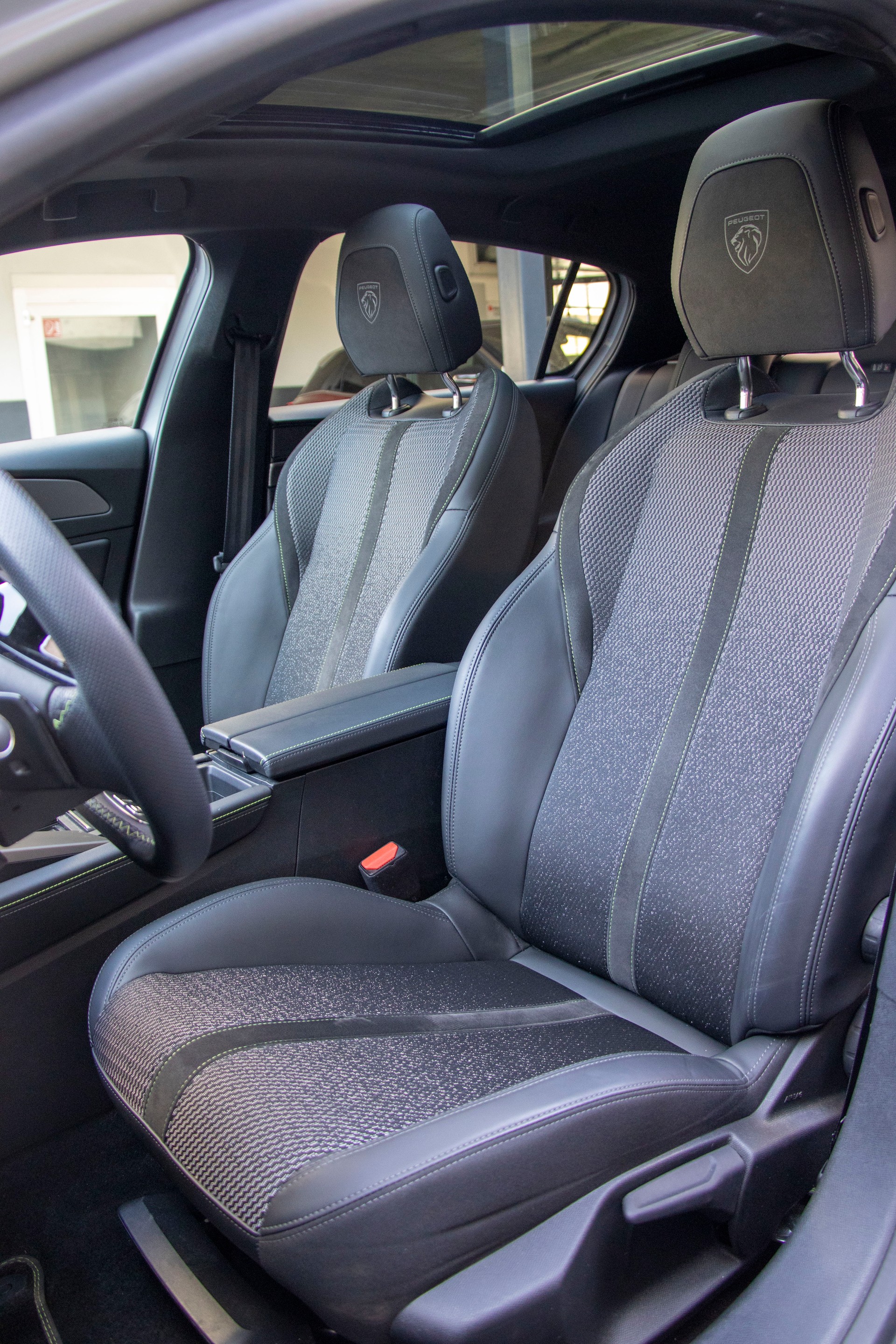 PEUGEOT 308 SW 1.2 HEV 136 GT-image-4