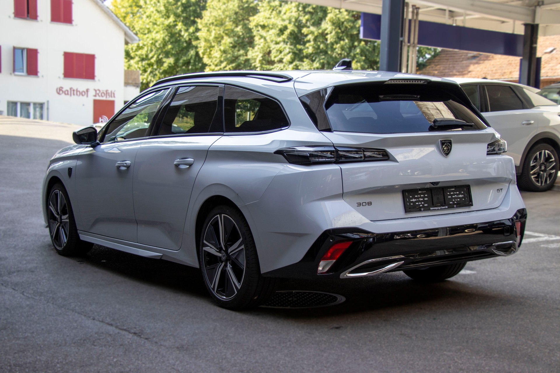 PEUGEOT 308 SW 1.2 HEV 136 GT-image-1