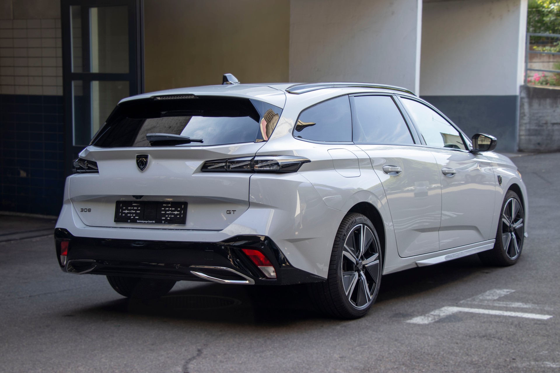 PEUGEOT 308 SW 1.2 HEV 136 GT-image-2