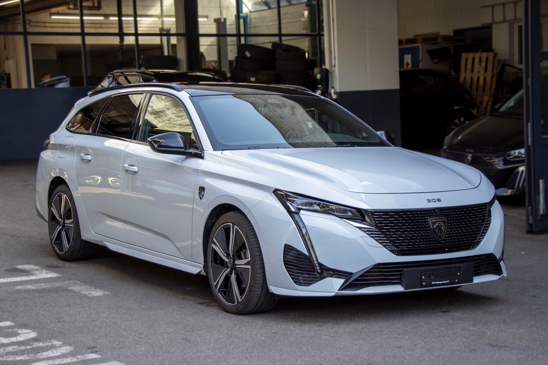 PEUGEOT 308 SW 1.2 HEV 136 GT-image-3