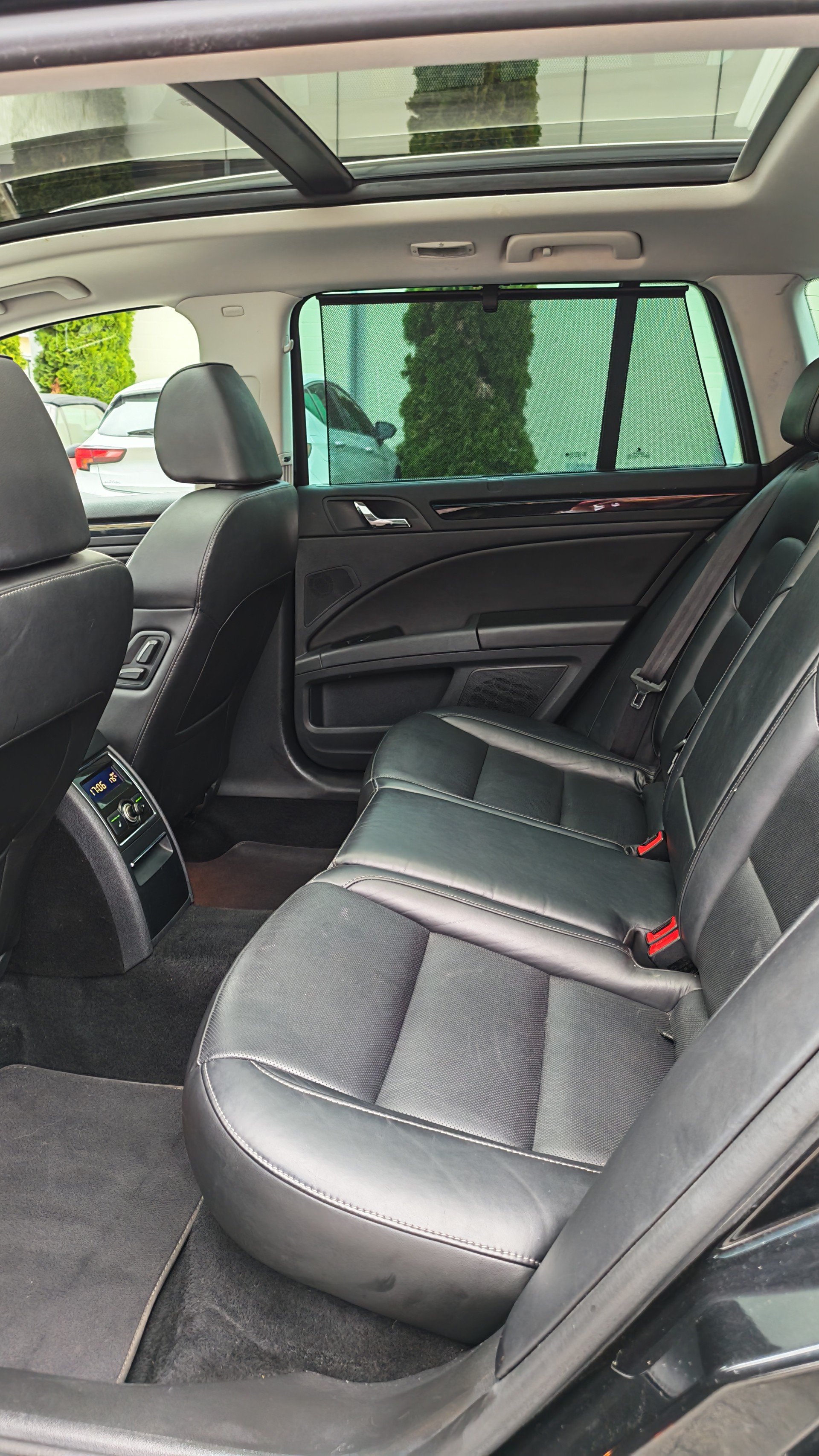 SKODA Superb Combi 2.0 TDi Business 4x4 DSG-image-8