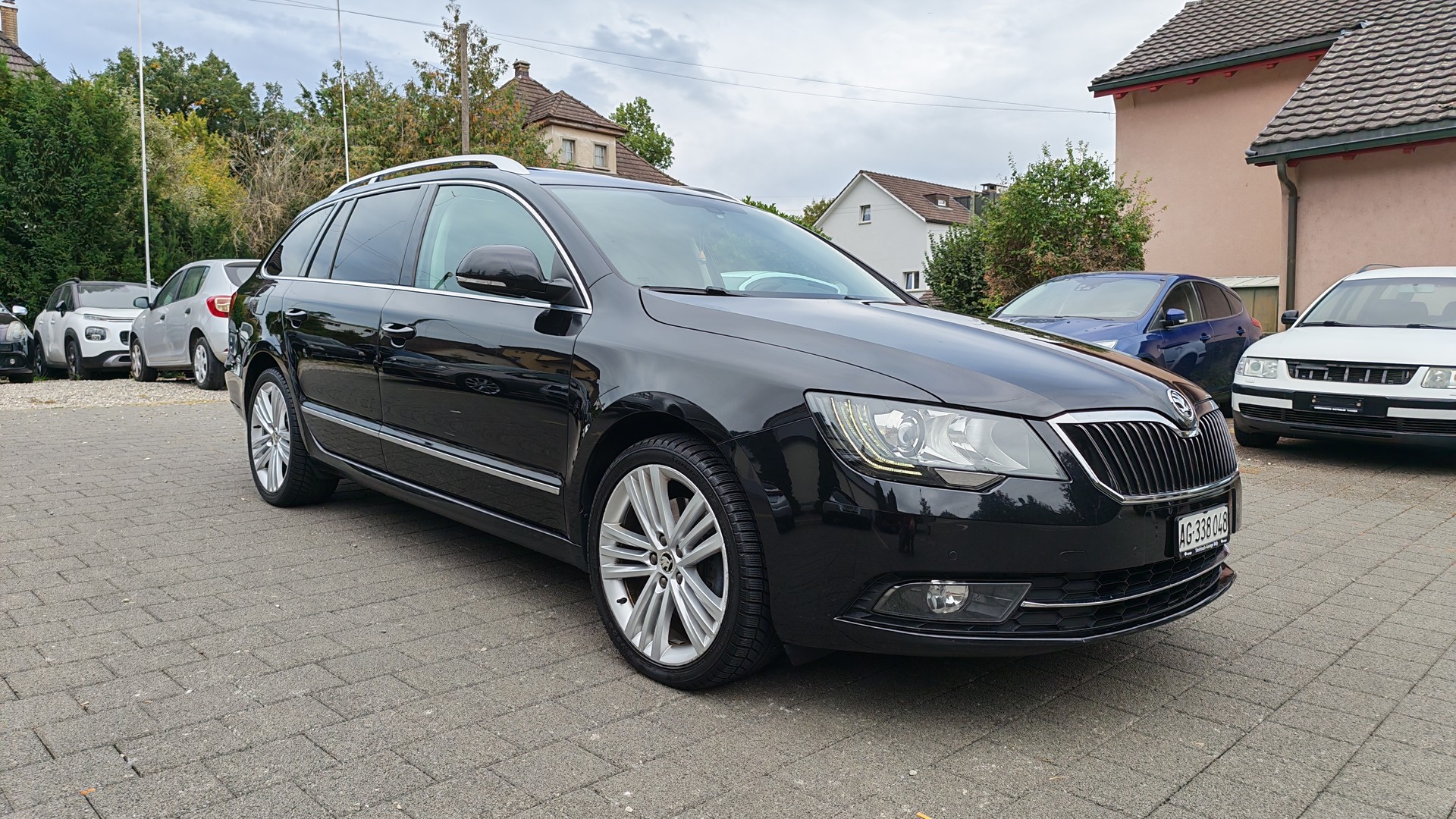 SKODA Superb Combi 2.0 TDi Business 4x4 DSG-image-0