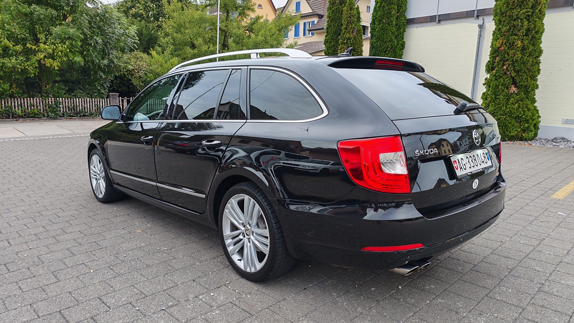 SKODA Superb Combi 2.0 TDi Business 4x4 DSG-image-3