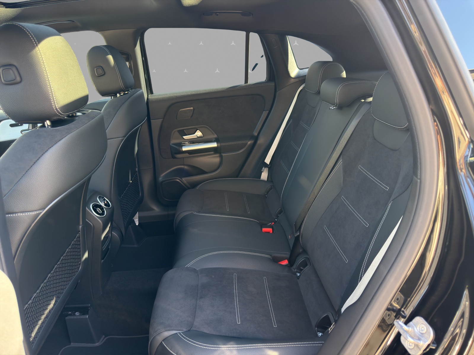 MERCEDES-BENZ GLA 200 Night Star 7G-DCT-image-13