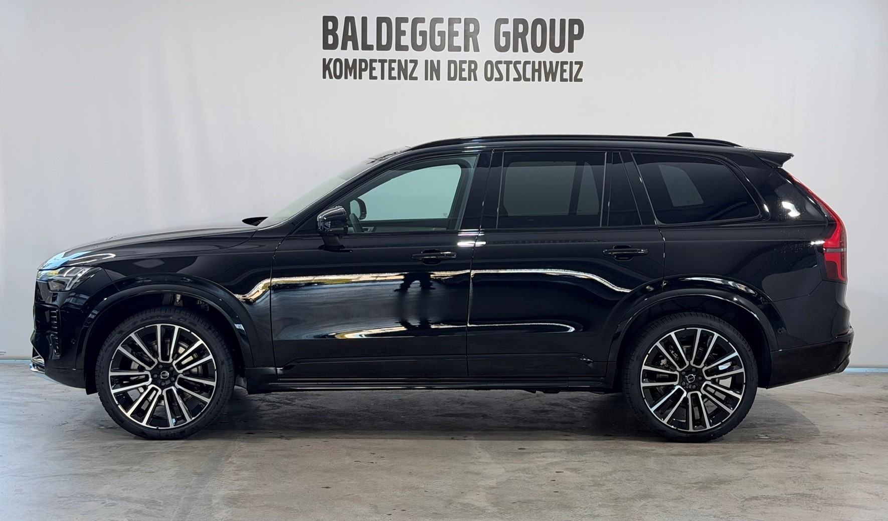 VOLVO XC90 2.0 B5 MH Black Edition A-showroom-element-2