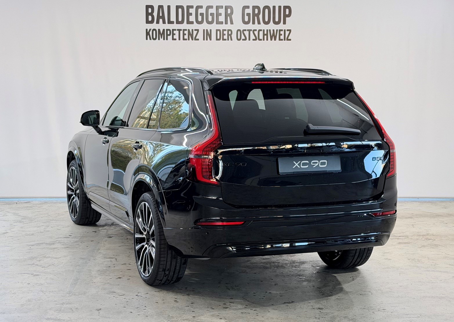 VOLVO XC90 2.0 B5 MH Black Edition A-showroom-element-1