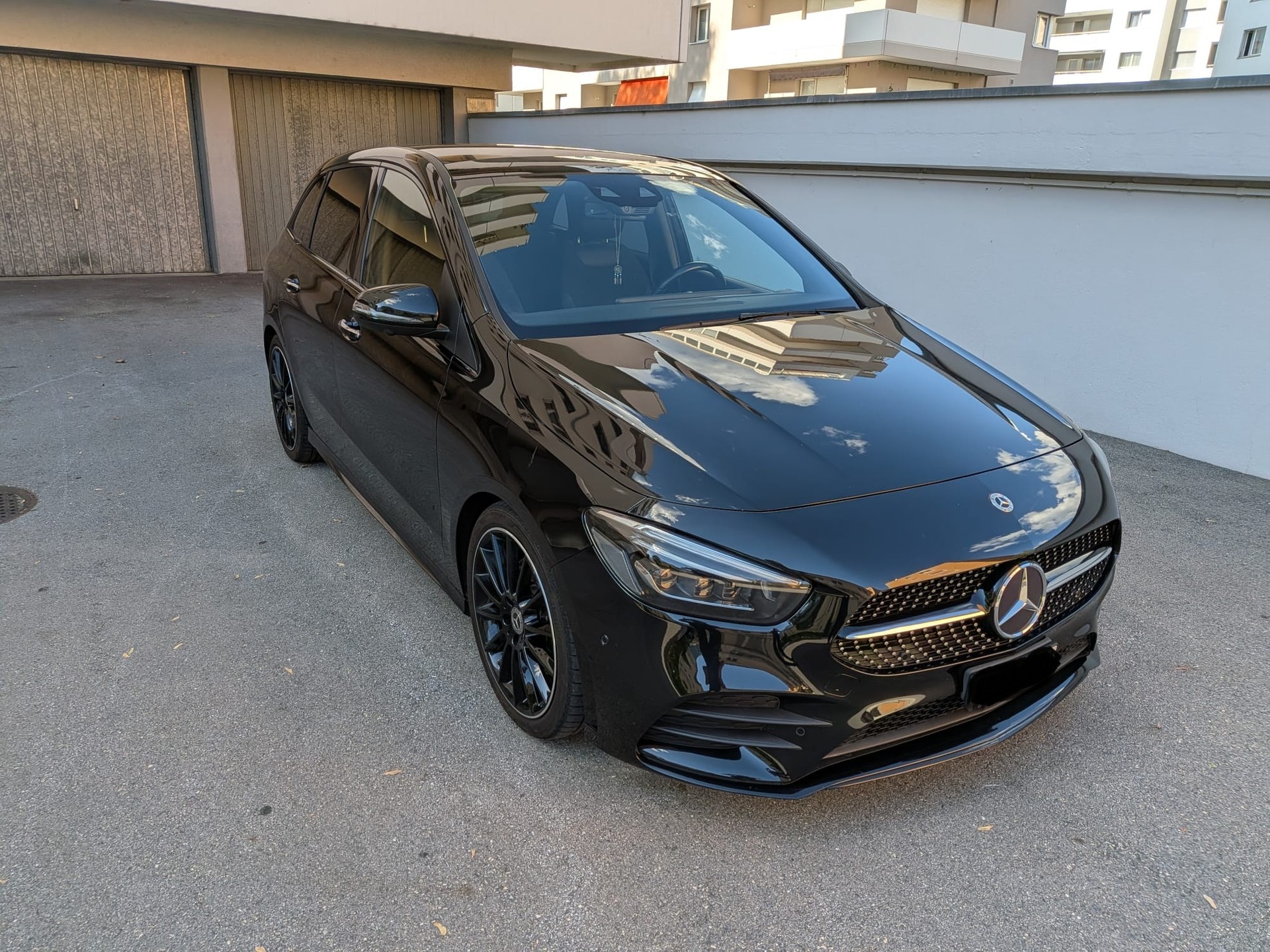 MERCEDES-BENZ B 220 AMG Line 4matic-image-1