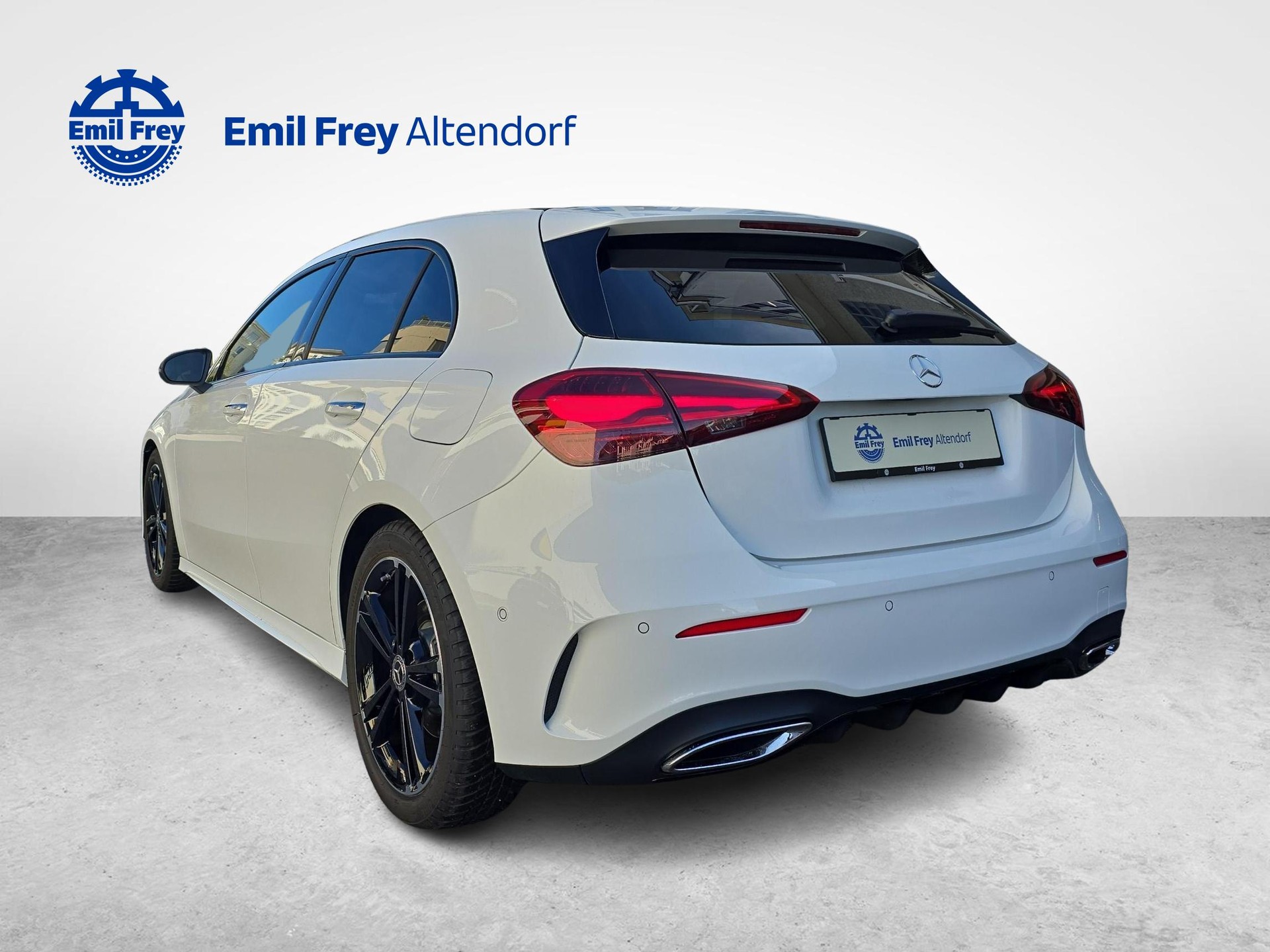 MERCEDES-BENZ A 220 4MATIC AMG Line-image-2