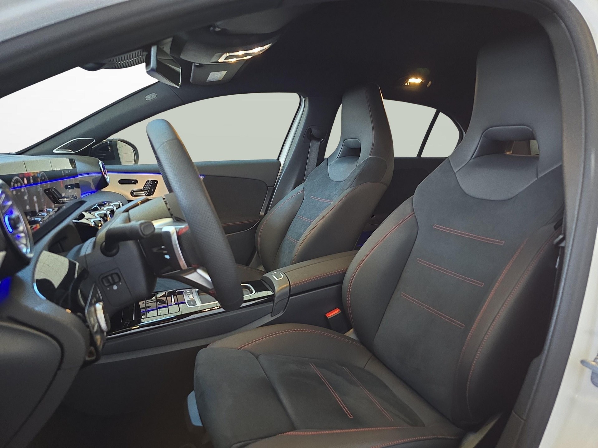 MERCEDES-BENZ A 220 4MATIC AMG Line-image-10