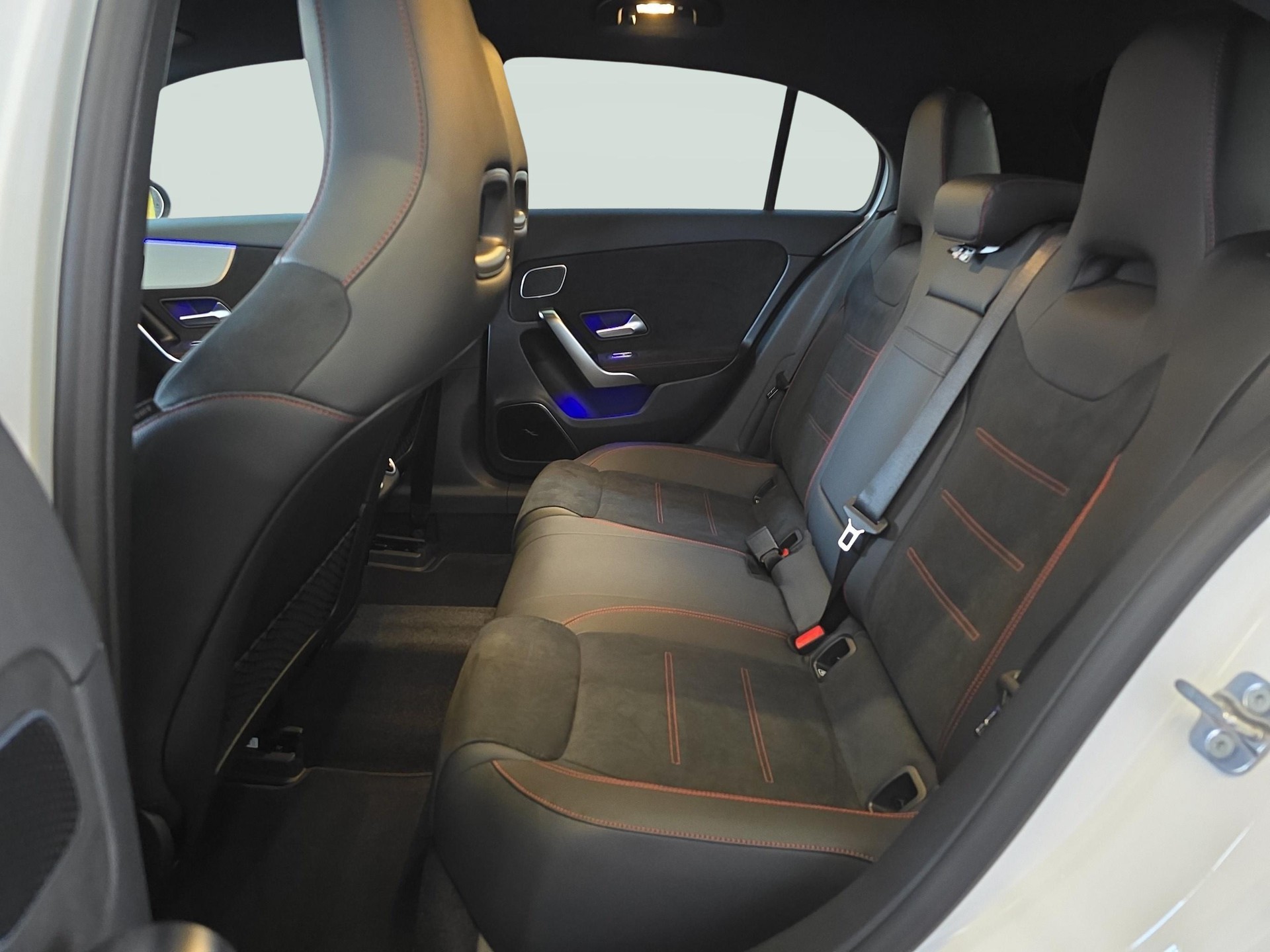 MERCEDES-BENZ A 220 4MATIC AMG Line-image-12
