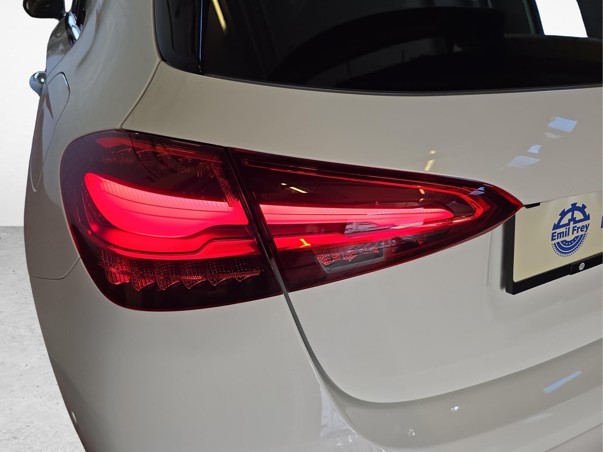 MERCEDES-BENZ A 220 4MATIC AMG Line-image-16