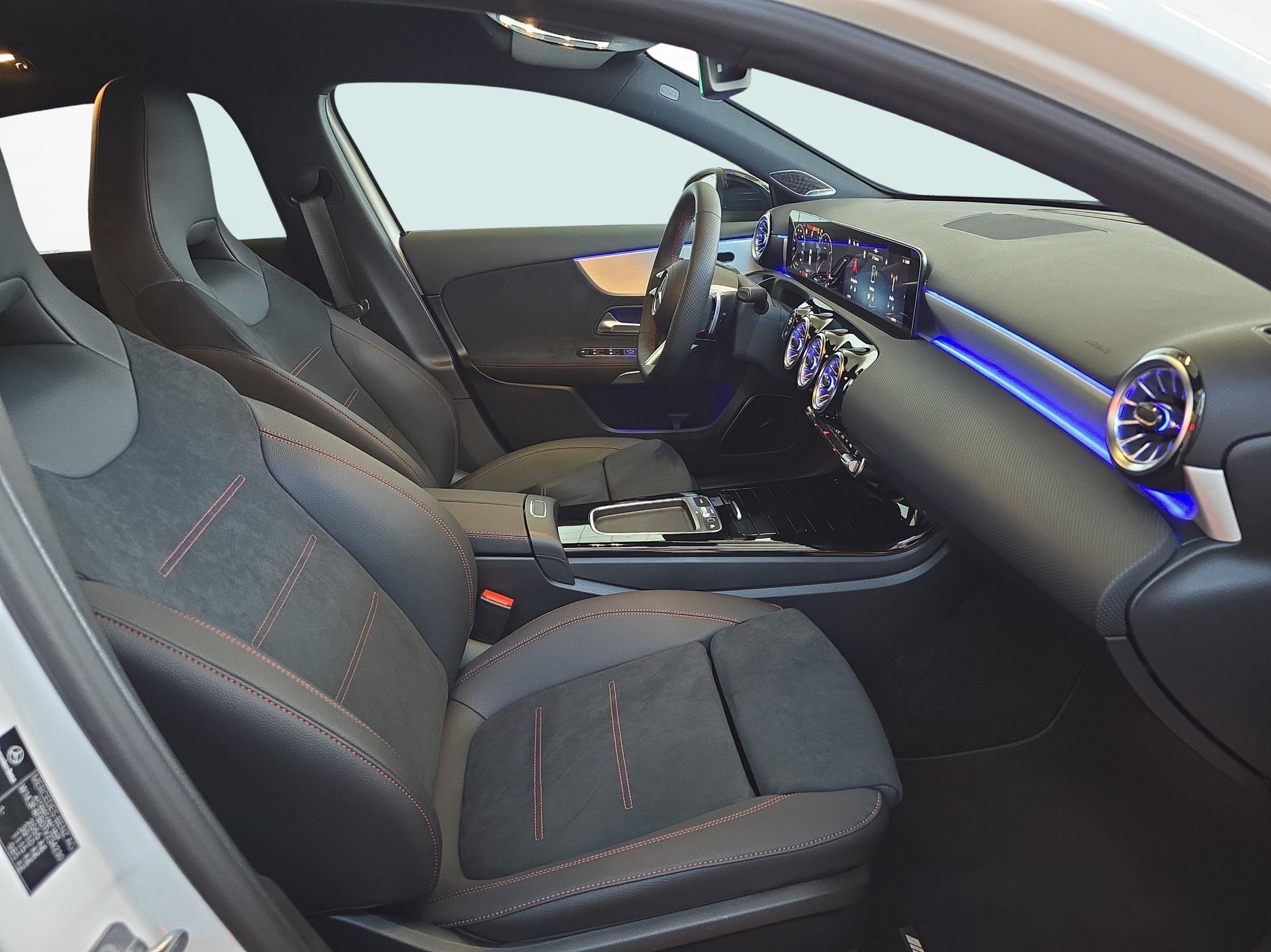 MERCEDES-BENZ A 220 4MATIC AMG Line-image-11