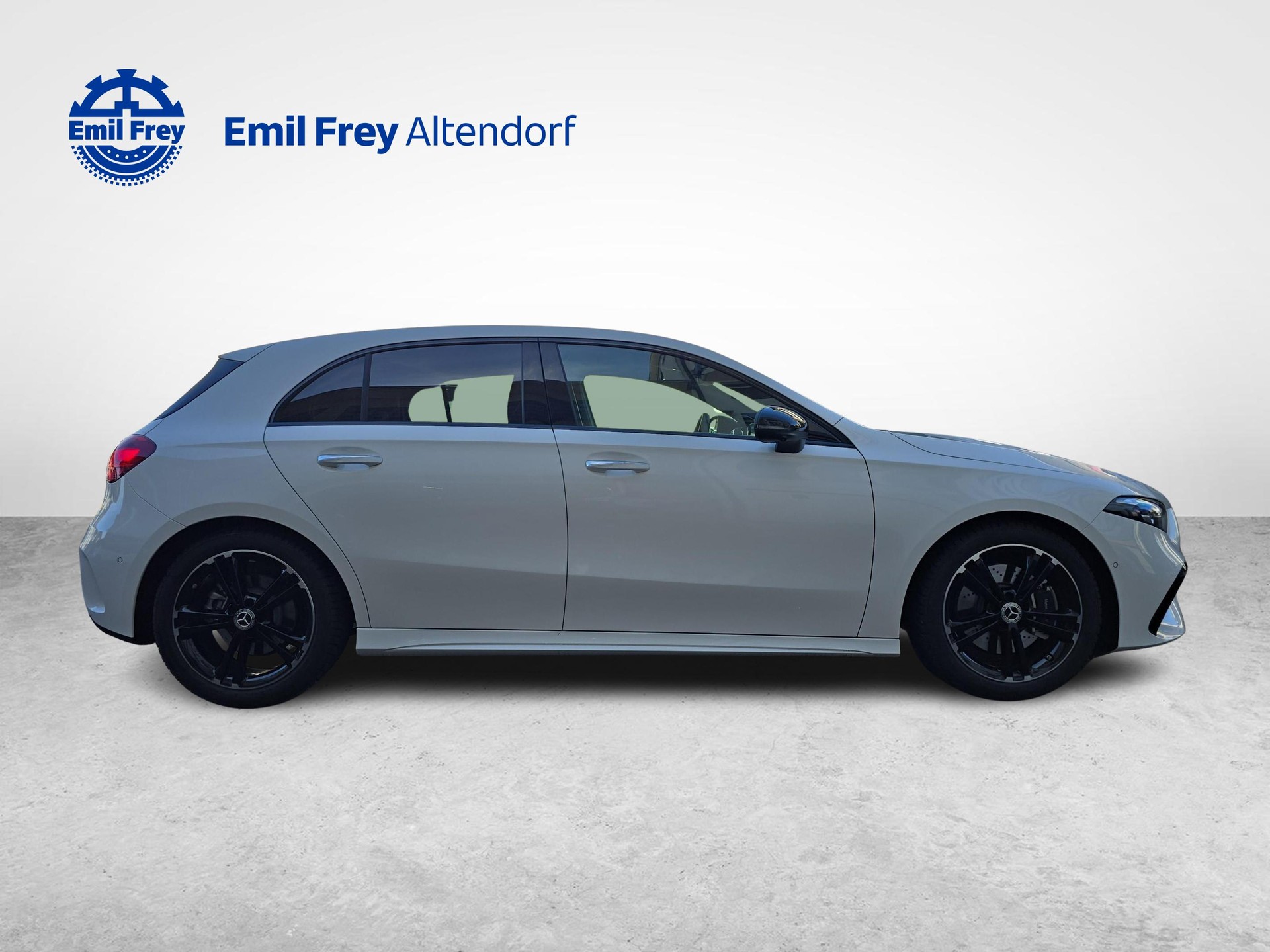 MERCEDES-BENZ A 220 4MATIC AMG Line-image-5