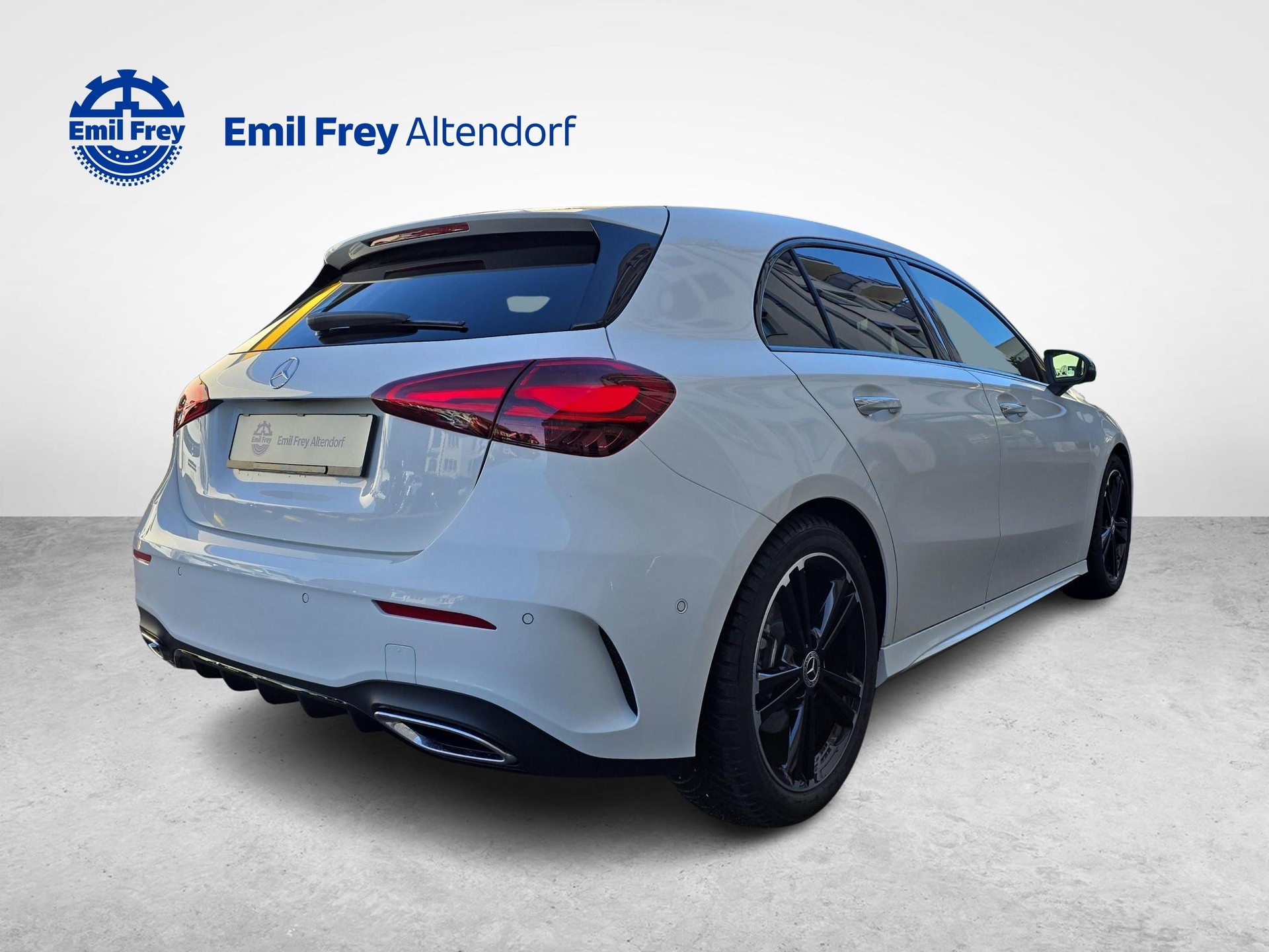 MERCEDES-BENZ A 220 4MATIC AMG Line-image-4