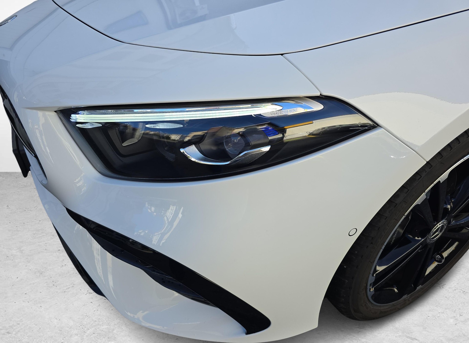 MERCEDES-BENZ A 220 4MATIC AMG Line-image-15