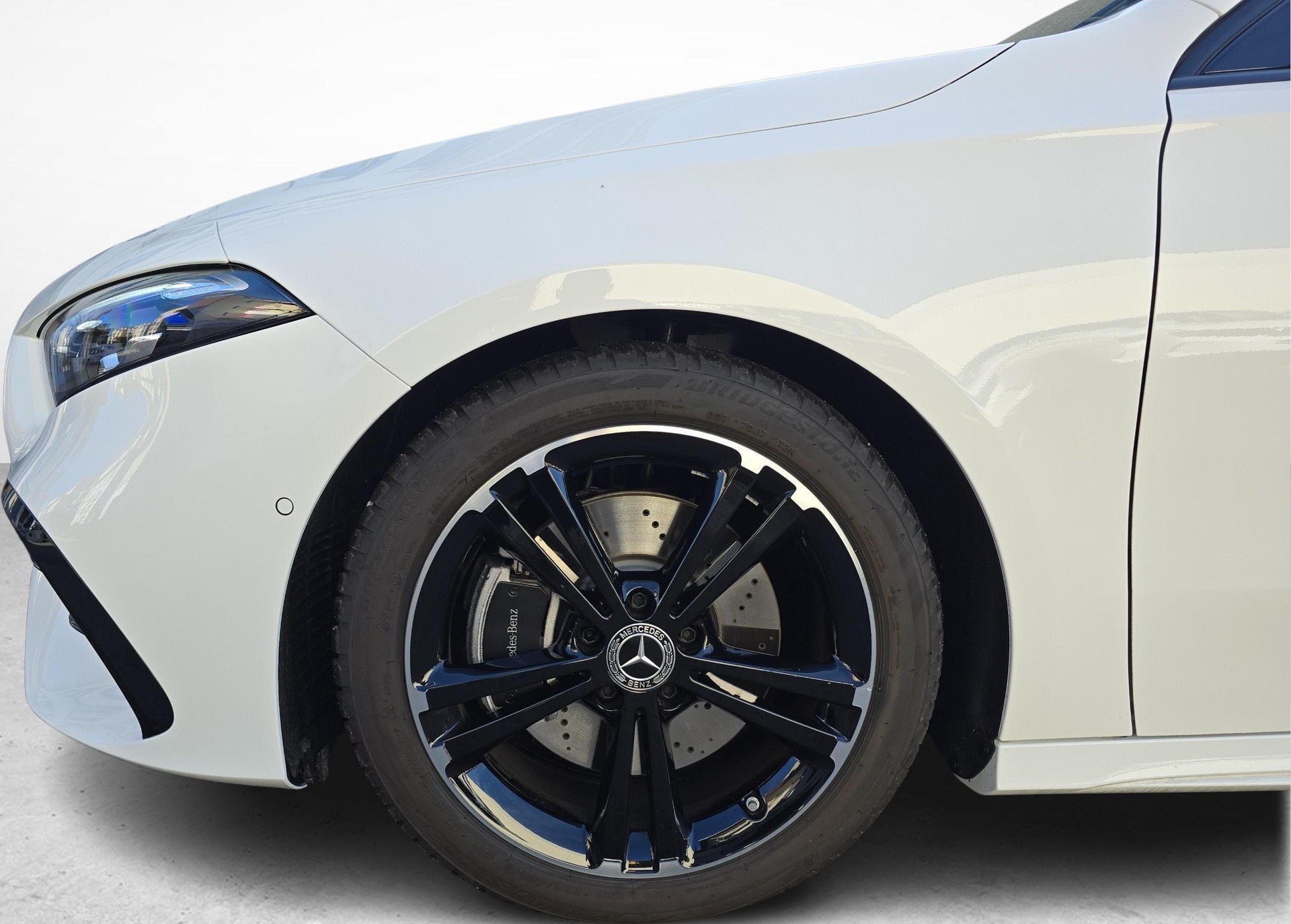 MERCEDES-BENZ A 220 4MATIC AMG Line-image-14
