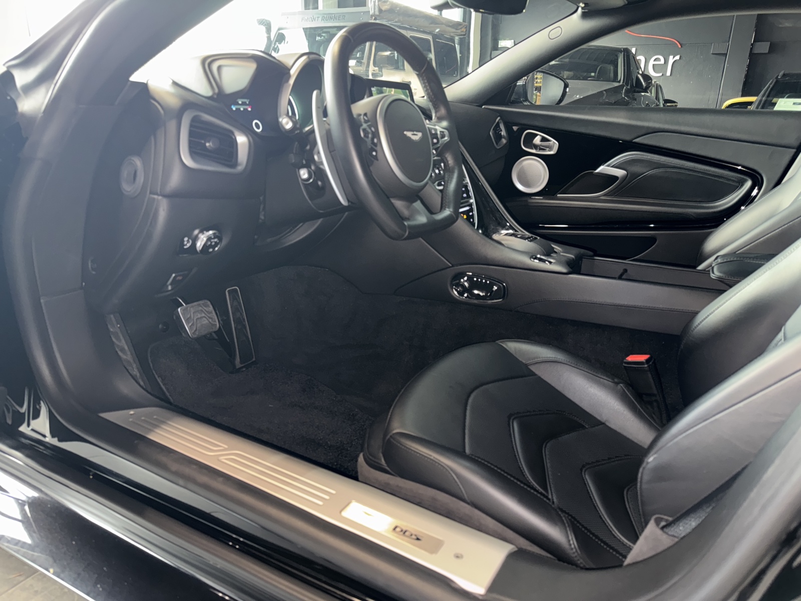 ASTON MARTIN DBS Coupé Superleggera-image-17