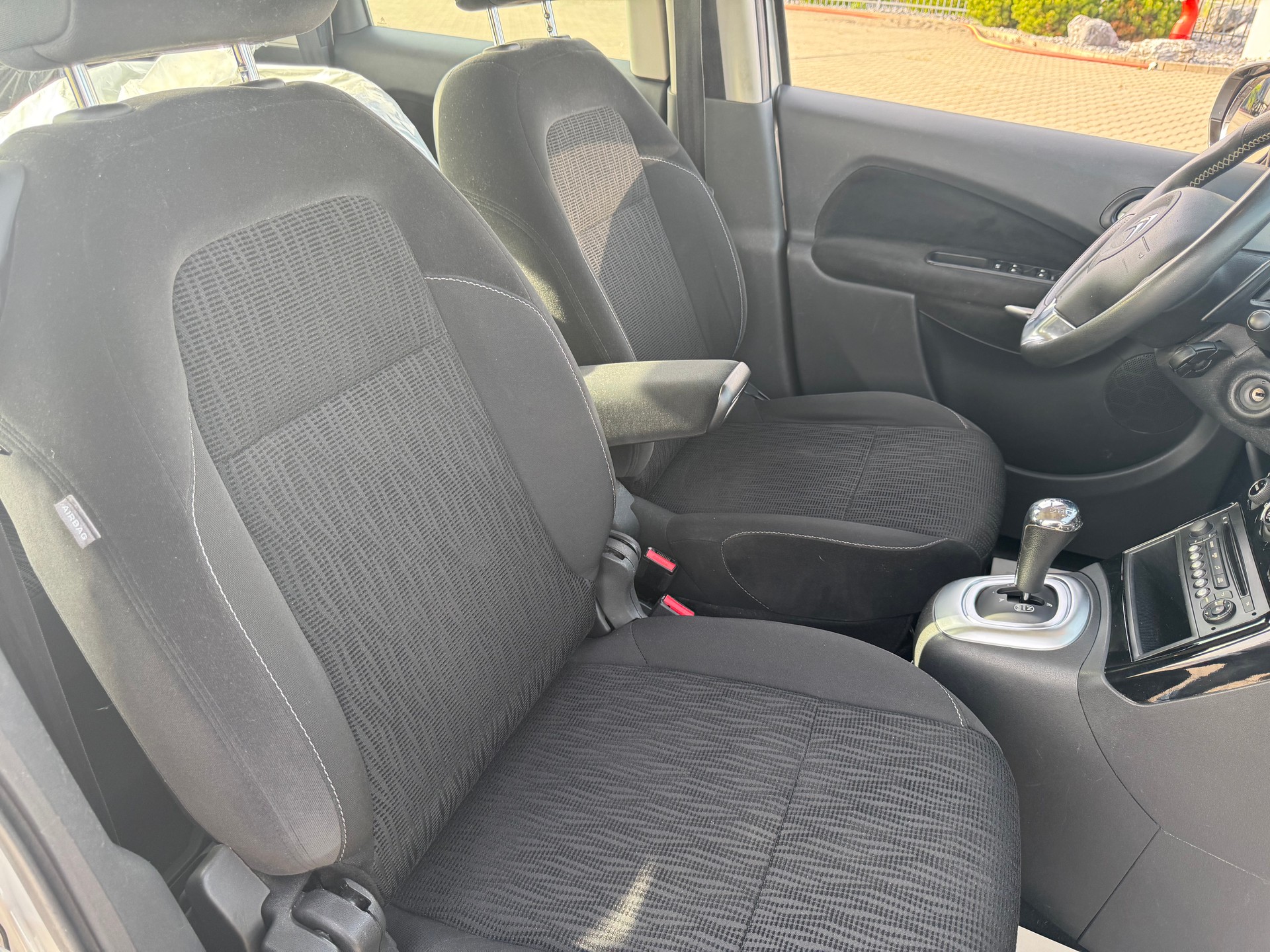 CITROEN C3 Picasso 1.6 HDi Exclusive EGS6-image-8