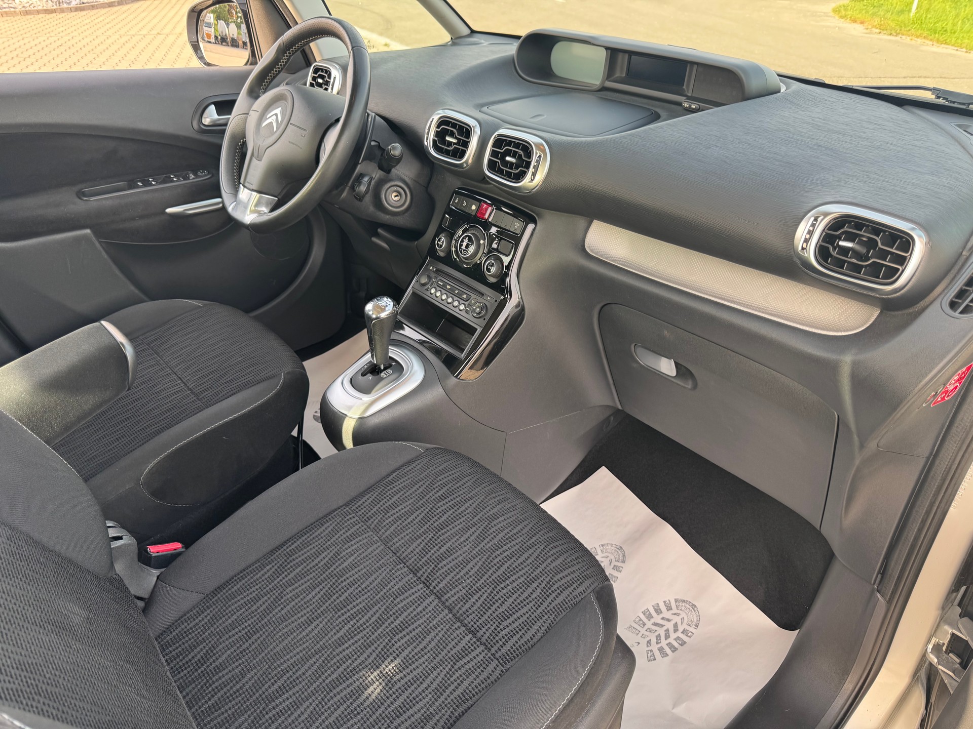 CITROEN C3 Picasso 1.6 HDi Exclusive EGS6-image-7