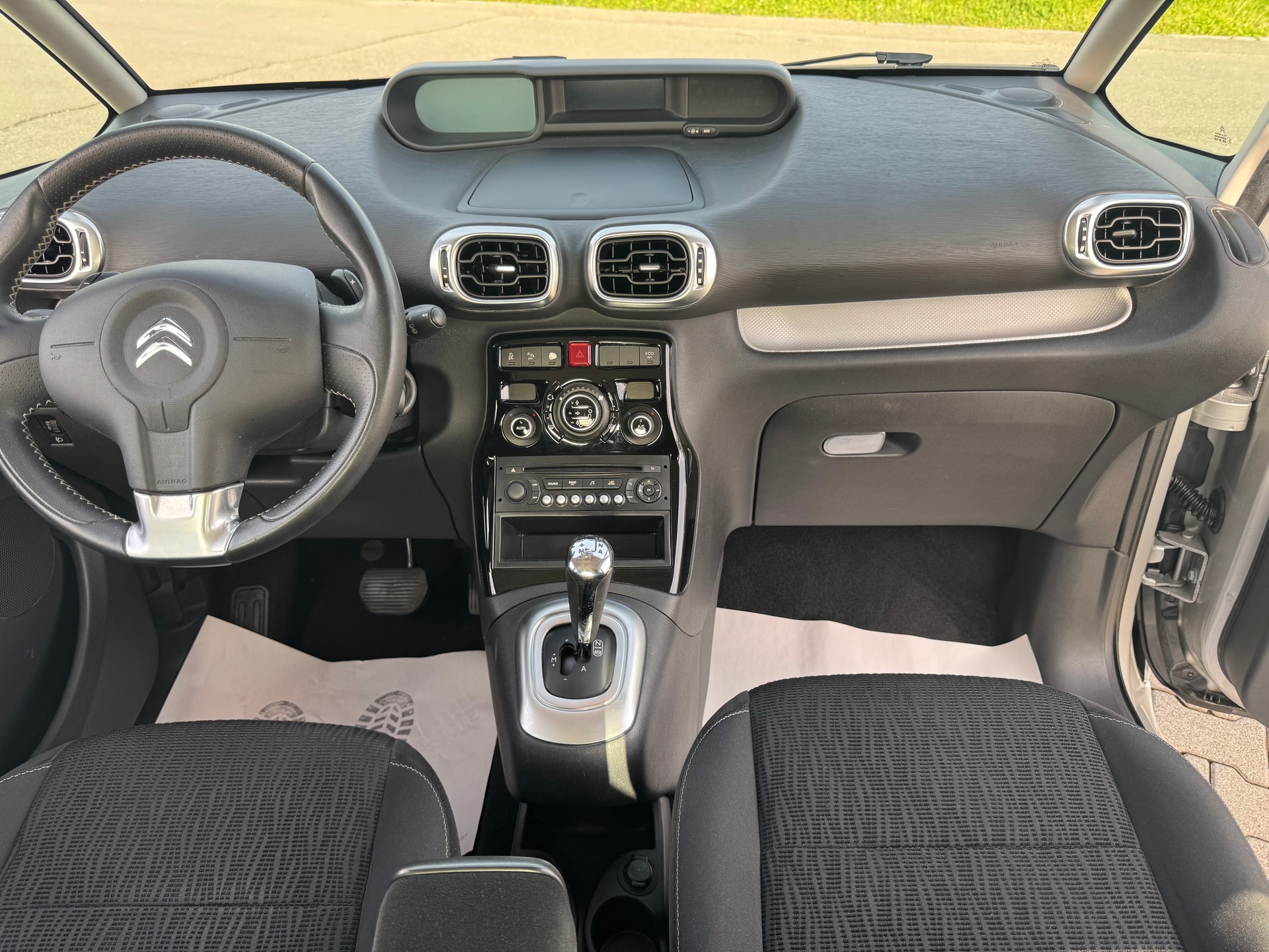 CITROEN C3 Picasso 1.6 HDi Exclusive EGS6-image-5
