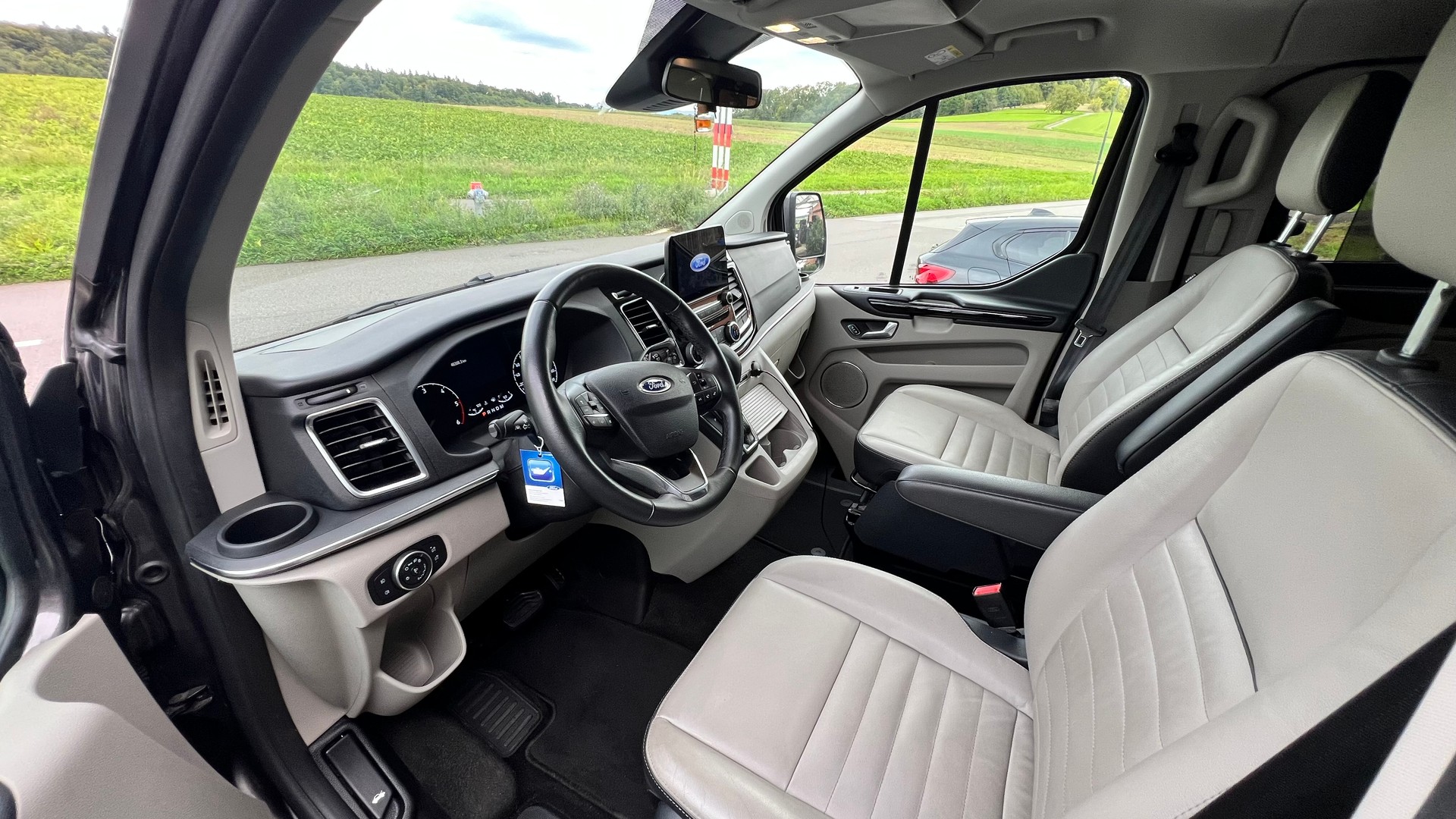 FORD Tourneo Custom 320 L1H1 Titanium A-image-4