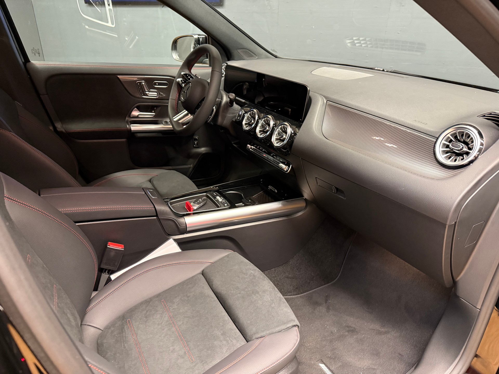 MERCEDES-BENZ GLA 200 - AMG / DISTRONIC / 360 Grad Kamera / AHK / Sitzmemory-image-14