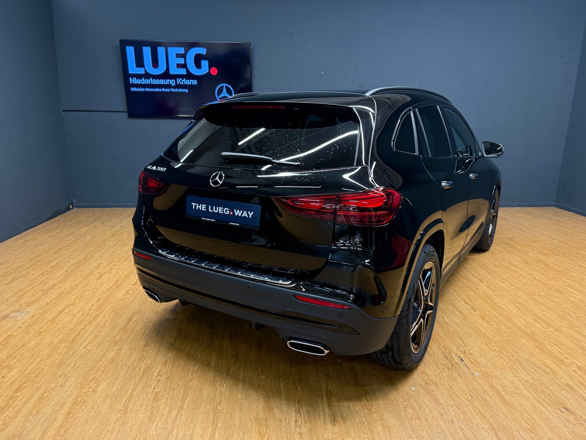 MERCEDES-BENZ GLA 200 - AMG / DISTRONIC / 360 Grad Kamera / AHK / Sitzmemory-image-9