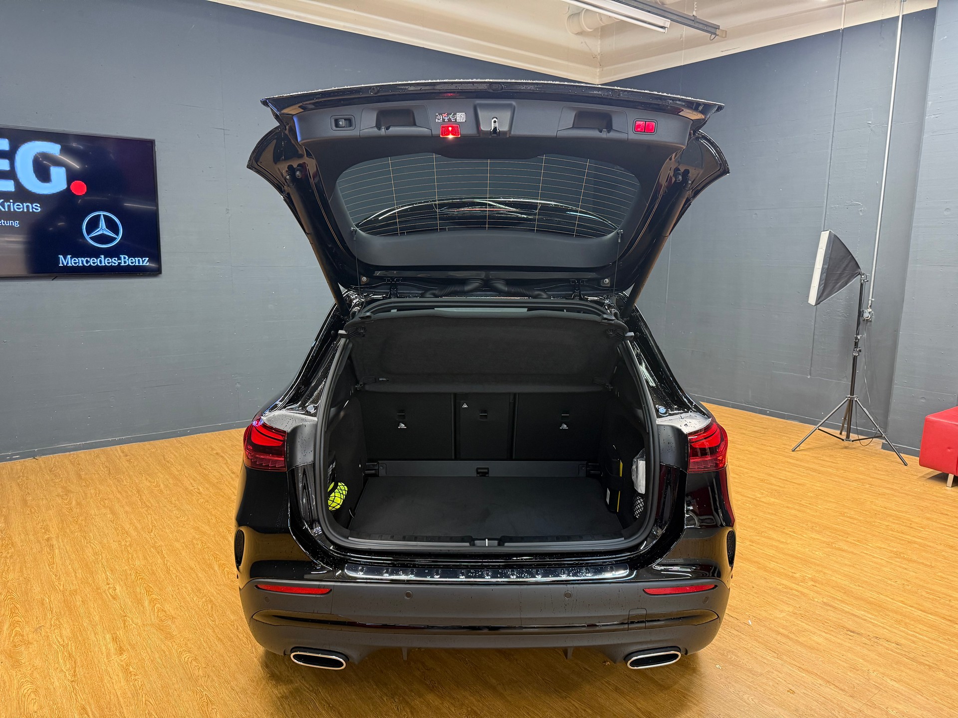 MERCEDES-BENZ GLA 200 - AMG / DISTRONIC / 360 Grad Kamera / AHK / Sitzmemory-image-11