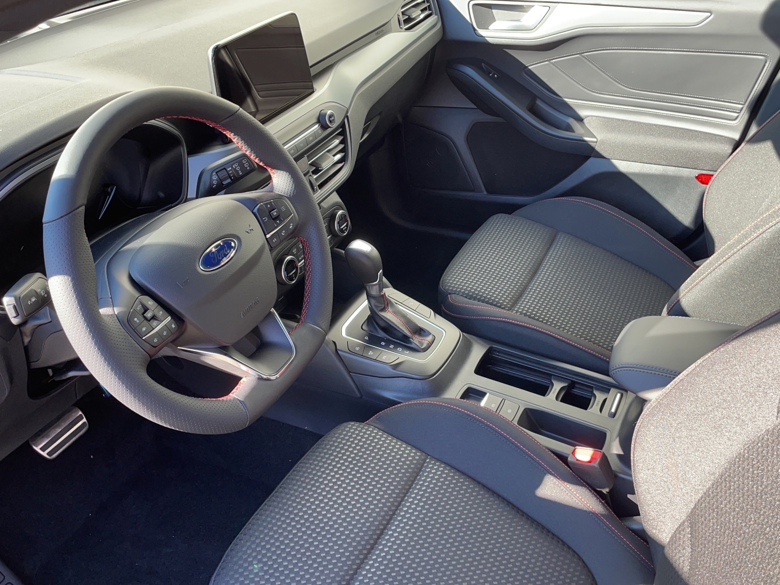 FORD Focus 1.0i EcoB Hybrid 155 ST-Line Style-image-4
