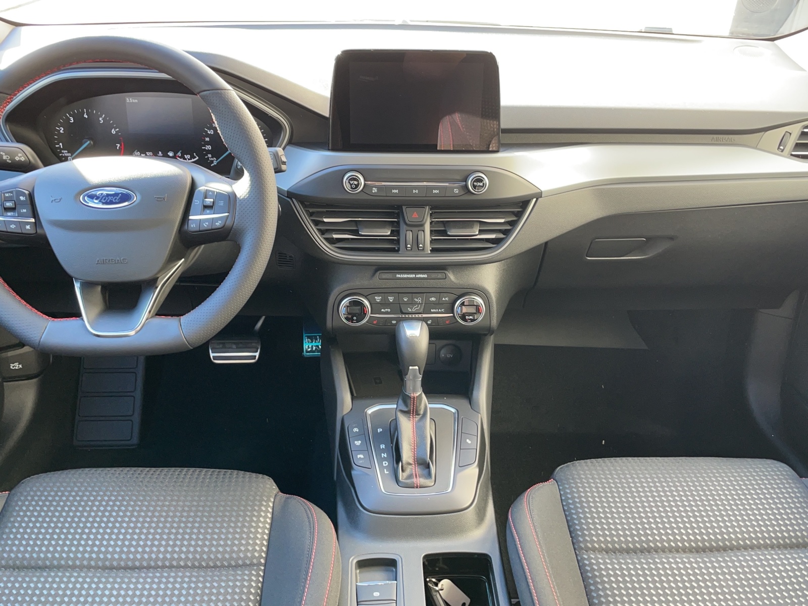 FORD Focus 1.0i EcoB Hybrid 155 ST-Line Style-image-3