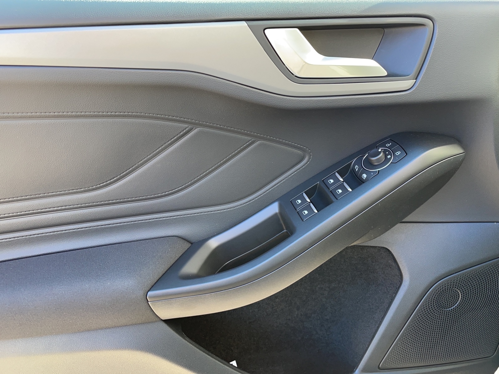 FORD Focus 1.0i EcoB Hybrid 155 ST-Line Style-image-10
