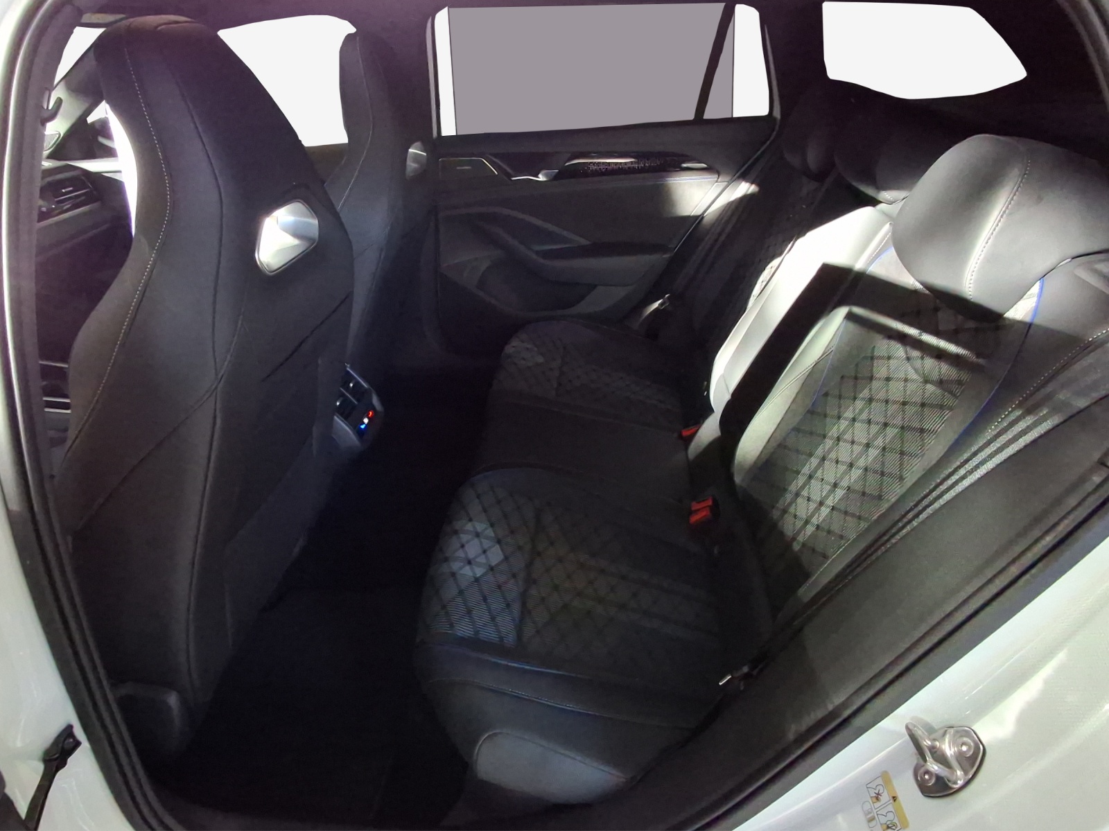VW Passat Variant 2.0 TSI evo4 R-Line 4 Motion DSG-image-11