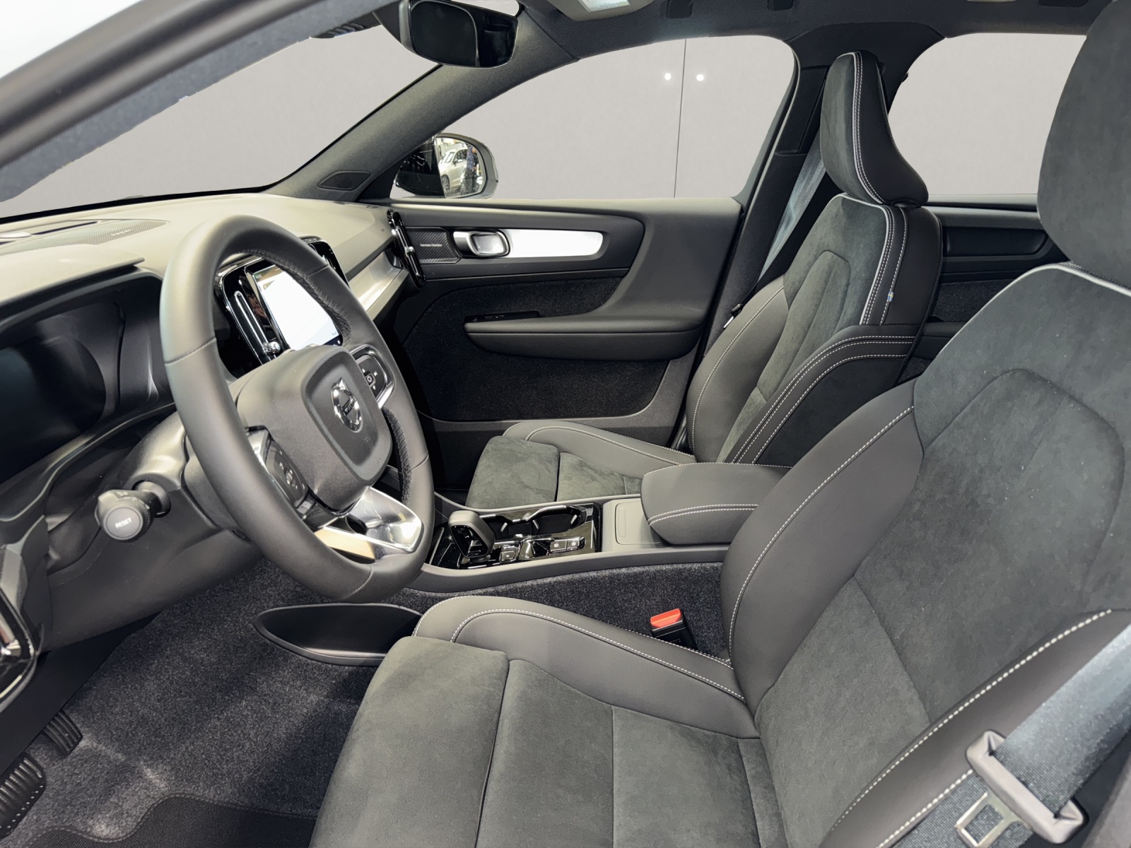 VOLVO XC40 2.0 B4 MH Ultra Dark-image-9