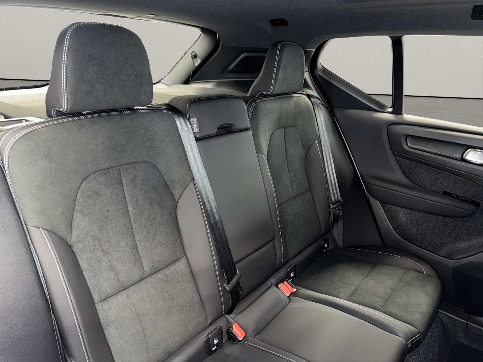 VOLVO XC40 2.0 B4 MH Ultra Dark-image-12