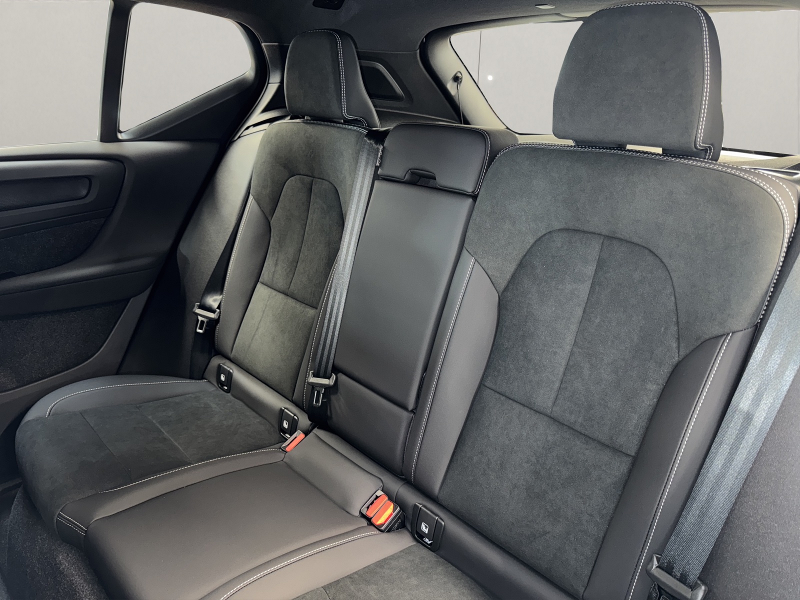 VOLVO XC40 2.0 B4 MH Ultra Dark-image-10