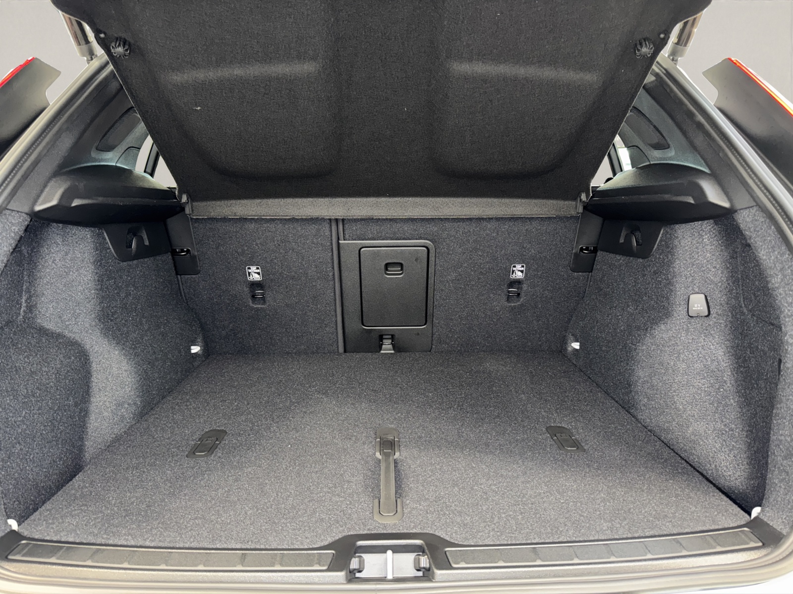 VOLVO XC40 2.0 B4 MH Ultra Dark-image-15