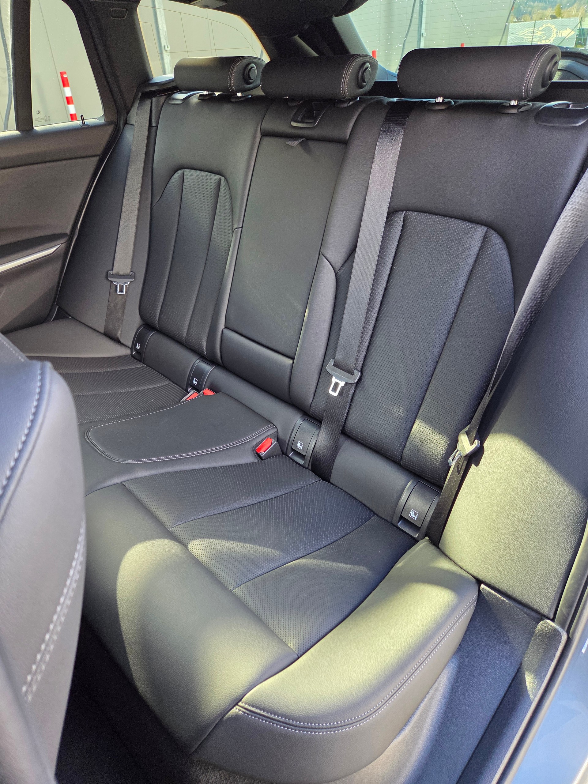 BMW 320d xDrive 48V Touring Steptronic M Sport-image-10
