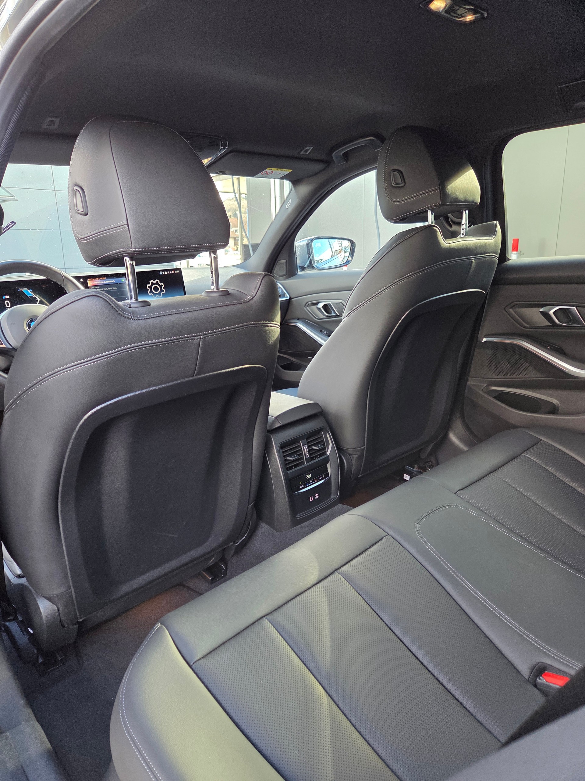 BMW 320d xDrive 48V Touring Steptronic M Sport-image-9