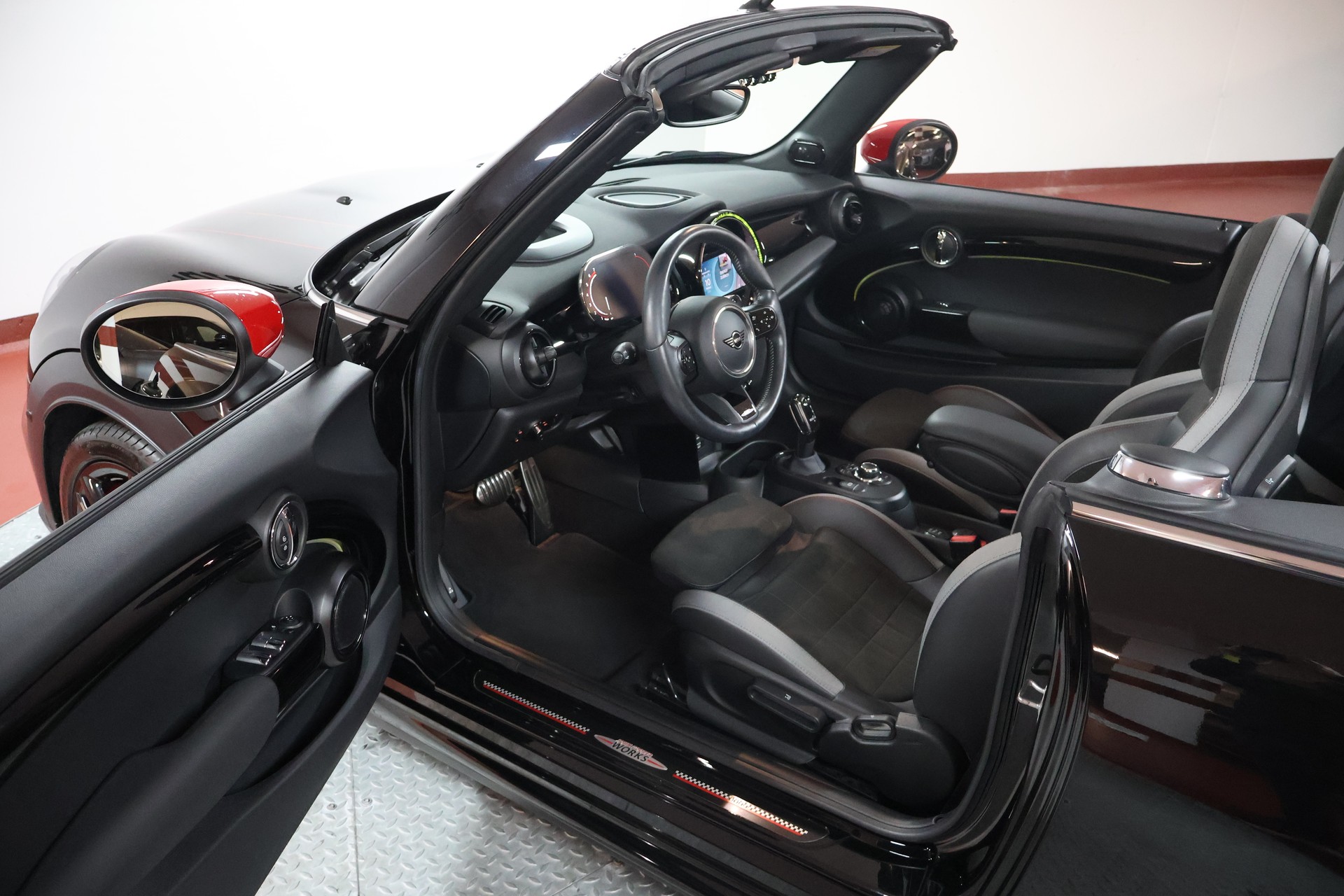 MINI Cooper John Cooper Works Cabriolet Steptronic-image-6