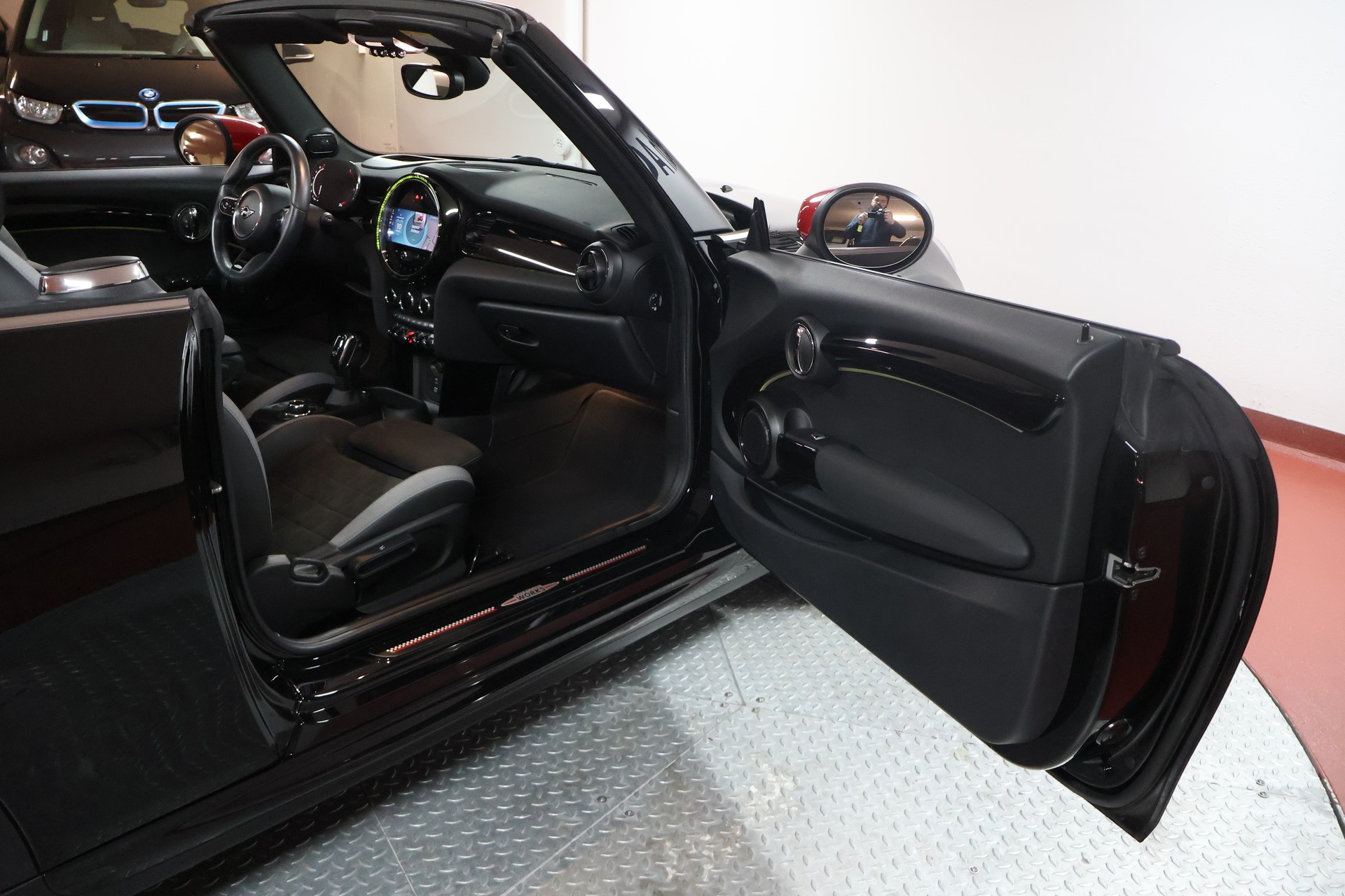 MINI Cooper John Cooper Works Cabriolet Steptronic-image-14