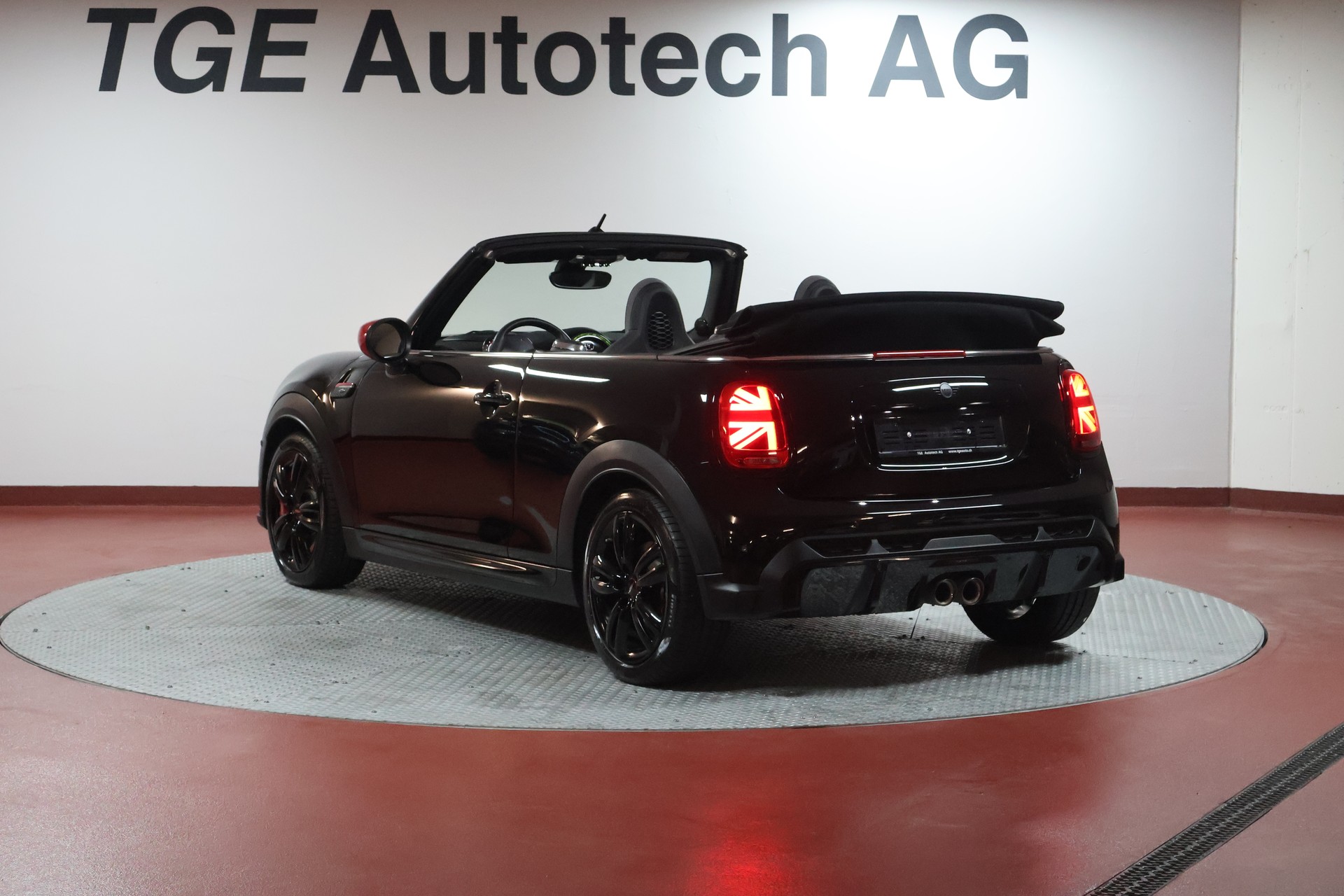 MINI Cooper John Cooper Works Cabriolet Steptronic-image-18