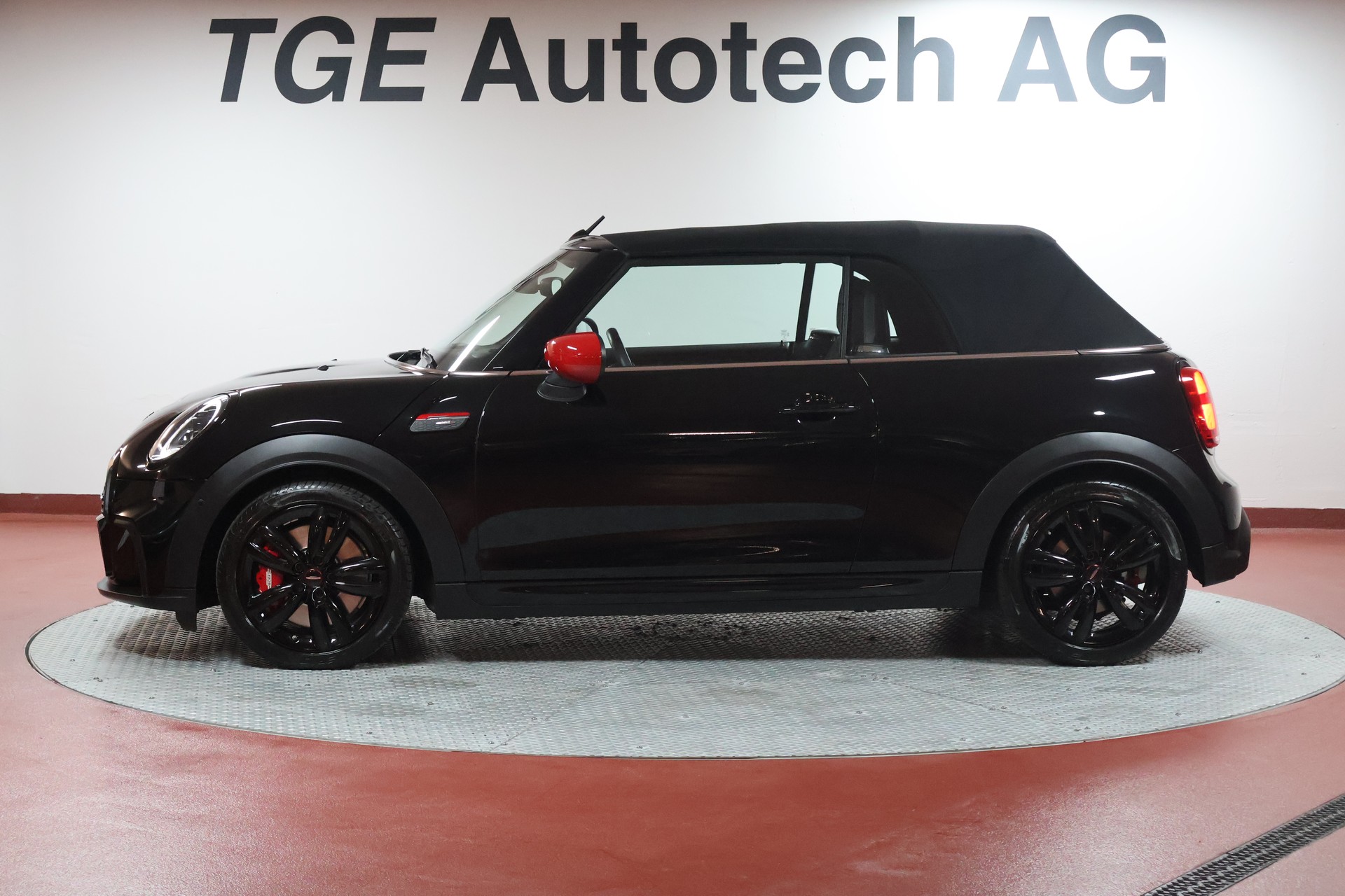 MINI Cooper John Cooper Works Cabriolet Steptronic-image-4