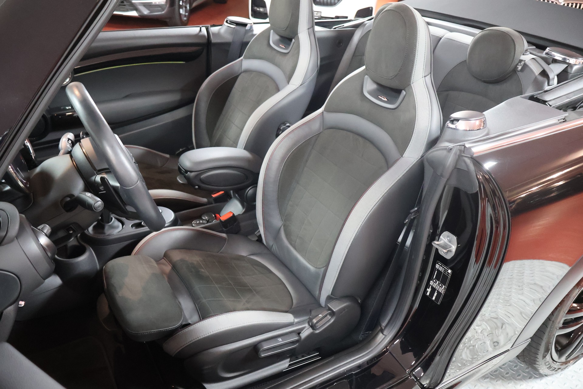MINI Cooper John Cooper Works Cabriolet Steptronic-image-8